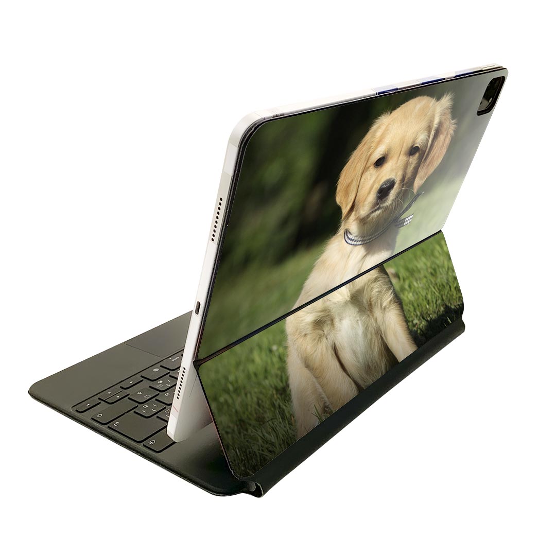 商品特徴・貼るだけでおしゃれに簡単着せ替え、Magic Keyboard 全面デザインスキンシール！・高精細プリントで写真と遜色がない仕上がり！・ちょっとしたすり傷から端末を保護！・「裸で持つ派」の人にはもちろん、お手持ちのクリアケース付けてもOK！・エアフリー素材で気泡の心配も軽減！・貼り直しOK！位置調整も安心！注意事項画像はサンプルです。ご覧の環境によっては多少色味に違いを感じる場合がございます。 イメージと違った、モニターと色味が異なるという理由での交換や返金はご対応出来かねます。端末本体やクリアケースは付属しません。貼付時のずれやカメラ周りの凹凸を考慮してカメラ穴等は少し大きめにカットしています。貼付の際はカメラ穴を基準に位置を合わせてください。カメラ付近の何もないように見える場所に穴が開いていますが、こちらは近接・明るさ感知センサー用の穴です。端末本体に直接貼ることを想定しています。保護フィルムなどの上から貼ると上手く貼れない可能性があります初回貼付時の位置調整や貼り直しは可能ですが、しっかり接着させた後の貼り直しは保証しておりません。こちらは無地のシートにプリントした商品で、デコなどの加工はございません。 凹凸や光沢があるように見えたり布地や金属を素材にしたように見える商品もありますが、図版によるものです。印刷カメラ穴の位置にわずかなズレが生じる場合がございます。ご注文後に1点1点制作する受注生産品のため、不良品以外のご返品や交換は固くお断り致します。 機種間違いも保証対象外となりますため、ご注文の際は必ず機種をご確認下さい。発送について完全受注生産のハンドメイド商品となりますので、既製品と比べて発送までお時間を頂いています。 基本的に決済確認後、2?3営業日、最大で10営業日での発送となります。繁忙期や休業日明けの場合はさらに時間がかかる場合があります。 その際には別途メールにてご連絡致します。メール便の場合、発送日から到着までに2?4日ほどかかる場合が多く、紛失などの保障もご対応できかねます。あらかじめご了承下さい。