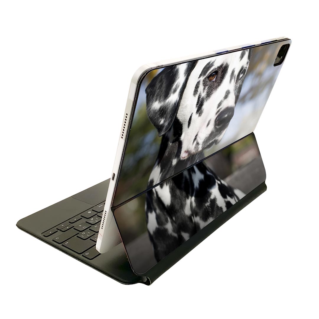 商品特徴・貼るだけでおしゃれに簡単着せ替え、Magic Keyboard 全面デザインスキンシール！・高精細プリントで写真と遜色がない仕上がり！・ちょっとしたすり傷から端末を保護！・「裸で持つ派」の人にはもちろん、お手持ちのクリアケース付けてもOK！・エアフリー素材で気泡の心配も軽減！・貼り直しOK！位置調整も安心！注意事項画像はサンプルです。ご覧の環境によっては多少色味に違いを感じる場合がございます。 イメージと違った、モニターと色味が異なるという理由での交換や返金はご対応出来かねます。端末本体やクリアケースは付属しません。貼付時のずれやカメラ周りの凹凸を考慮してカメラ穴等は少し大きめにカットしています。貼付の際はカメラ穴を基準に位置を合わせてください。カメラ付近の何もないように見える場所に穴が開いていますが、こちらは近接・明るさ感知センサー用の穴です。端末本体に直接貼ることを想定しています。保護フィルムなどの上から貼ると上手く貼れない可能性があります初回貼付時の位置調整や貼り直しは可能ですが、しっかり接着させた後の貼り直しは保証しておりません。こちらは無地のシートにプリントした商品で、デコなどの加工はございません。 凹凸や光沢があるように見えたり布地や金属を素材にしたように見える商品もありますが、図版によるものです。印刷カメラ穴の位置にわずかなズレが生じる場合がございます。ご注文後に1点1点制作する受注生産品のため、不良品以外のご返品や交換は固くお断り致します。 機種間違いも保証対象外となりますため、ご注文の際は必ず機種をご確認下さい。発送について完全受注生産のハンドメイド商品となりますので、既製品と比べて発送までお時間を頂いています。 基本的に決済確認後、2?3営業日、最大で10営業日での発送となります。繁忙期や休業日明けの場合はさらに時間がかかる場合があります。 その際には別途メールにてご連絡致します。メール便の場合、発送日から到着までに2?4日ほどかかる場合が多く、紛失などの保障もご対応できかねます。あらかじめご了承下さい。