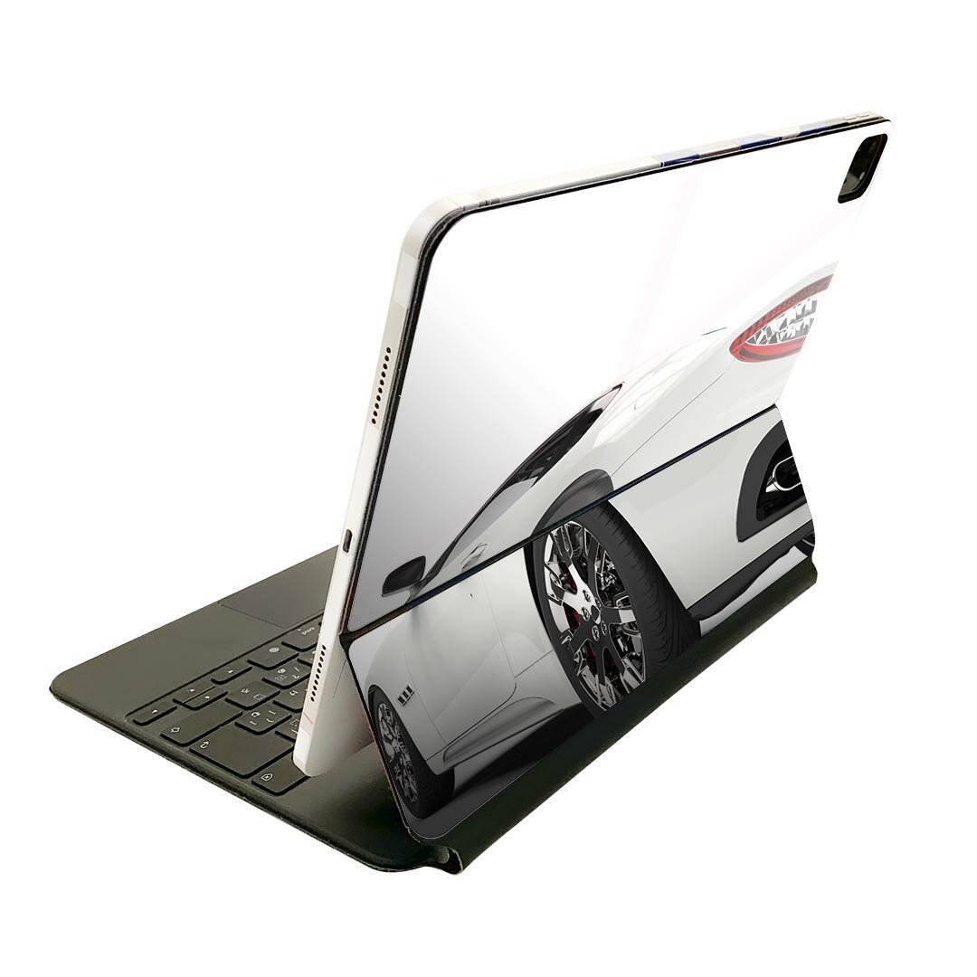 商品特徴・貼るだけでおしゃれに簡単着せ替え、Magic Keyboard 全面デザインスキンシール！・高精細プリントで写真と遜色がない仕上がり！・ちょっとしたすり傷から端末を保護！・「裸で持つ派」の人にはもちろん、お手持ちのクリアケース付けてもOK！・エアフリー素材で気泡の心配も軽減！・貼り直しOK！位置調整も安心！注意事項画像はサンプルです。ご覧の環境によっては多少色味に違いを感じる場合がございます。 イメージと違った、モニターと色味が異なるという理由での交換や返金はご対応出来かねます。端末本体やクリアケースは付属しません。貼付時のずれやカメラ周りの凹凸を考慮してカメラ穴等は少し大きめにカットしています。貼付の際はカメラ穴を基準に位置を合わせてください。カメラ付近の何もないように見える場所に穴が開いていますが、こちらは近接・明るさ感知センサー用の穴です。端末本体に直接貼ることを想定しています。保護フィルムなどの上から貼ると上手く貼れない可能性があります初回貼付時の位置調整や貼り直しは可能ですが、しっかり接着させた後の貼り直しは保証しておりません。こちらは無地のシートにプリントした商品で、デコなどの加工はございません。 凹凸や光沢があるように見えたり布地や金属を素材にしたように見える商品もありますが、図版によるものです。印刷カメラ穴の位置にわずかなズレが生じる場合がございます。ご注文後に1点1点制作する受注生産品のため、不良品以外のご返品や交換は固くお断り致します。 機種間違いも保証対象外となりますため、ご注文の際は必ず機種をご確認下さい。発送について完全受注生産のハンドメイド商品となりますので、既製品と比べて発送までお時間を頂いています。 基本的に決済確認後、2?3営業日、最大で10営業日での発送となります。繁忙期や休業日明けの場合はさらに時間がかかる場合があります。 その際には別途メールにてご連絡致します。メール便の場合、発送日から到着までに2?4日ほどかかる場合が多く、紛失などの保障もご対応できかねます。あらかじめご了承下さい。