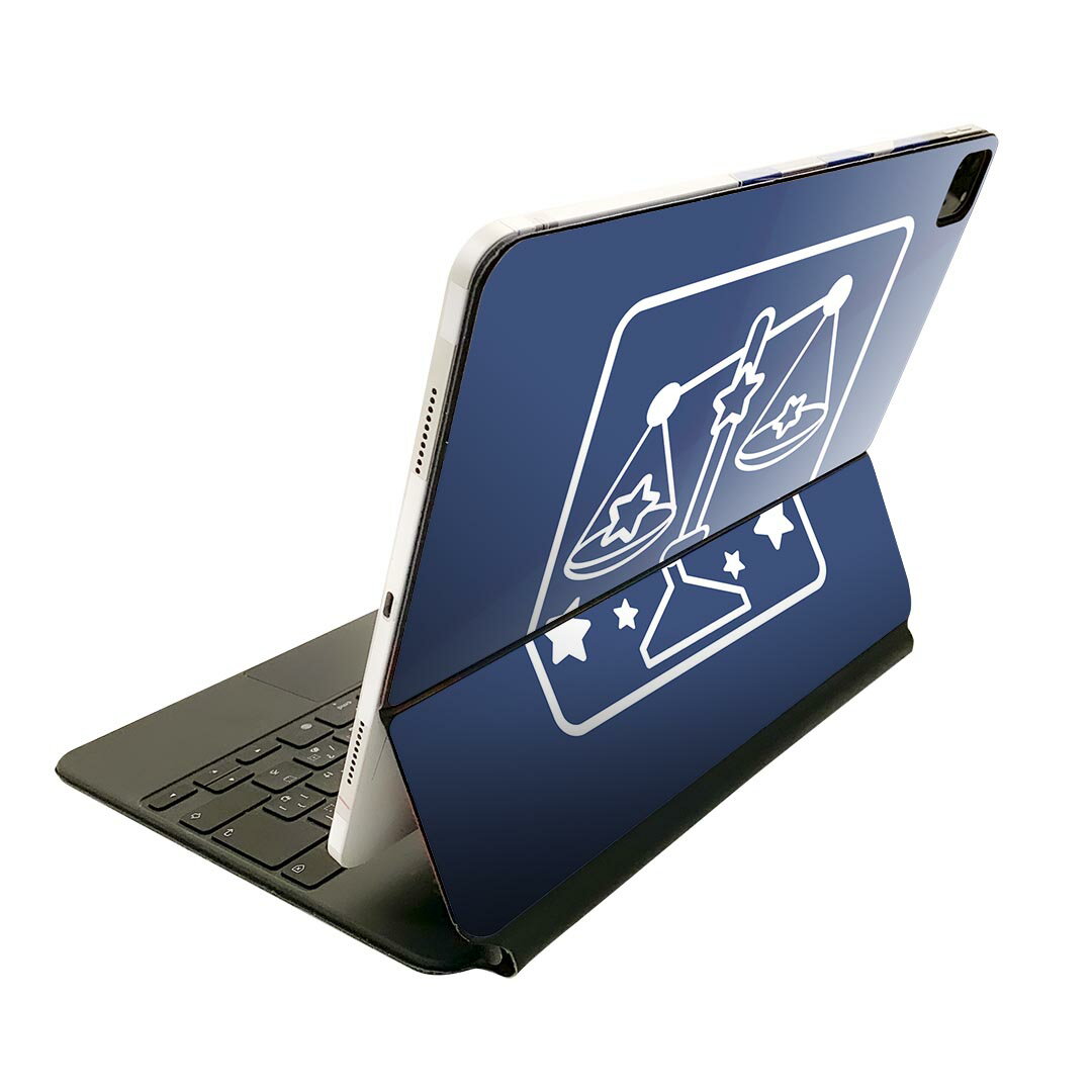 商品特徴・貼るだけでおしゃれに簡単着せ替え、Magic Keyboard 全面デザインスキンシール！・高精細プリントで写真と遜色がない仕上がり！・ちょっとしたすり傷から端末を保護！・「裸で持つ派」の人にはもちろん、お手持ちのクリアケース付けてもOK！・エアフリー素材で気泡の心配も軽減！・貼り直しOK！位置調整も安心！注意事項画像はサンプルです。ご覧の環境によっては多少色味に違いを感じる場合がございます。 イメージと違った、モニターと色味が異なるという理由での交換や返金はご対応出来かねます。端末本体やクリアケースは付属しません。貼付時のずれやカメラ周りの凹凸を考慮してカメラ穴等は少し大きめにカットしています。貼付の際はカメラ穴を基準に位置を合わせてください。カメラ付近の何もないように見える場所に穴が開いていますが、こちらは近接・明るさ感知センサー用の穴です。端末本体に直接貼ることを想定しています。保護フィルムなどの上から貼ると上手く貼れない可能性があります初回貼付時の位置調整や貼り直しは可能ですが、しっかり接着させた後の貼り直しは保証しておりません。こちらは無地のシートにプリントした商品で、デコなどの加工はございません。 凹凸や光沢があるように見えたり布地や金属を素材にしたように見える商品もありますが、図版によるものです。印刷カメラ穴の位置にわずかなズレが生じる場合がございます。ご注文後に1点1点制作する受注生産品のため、不良品以外のご返品や交換は固くお断り致します。 機種間違いも保証対象外となりますため、ご注文の際は必ず機種をご確認下さい。発送について完全受注生産のハンドメイド商品となりますので、既製品と比べて発送までお時間を頂いています。 基本的に決済確認後、2?3営業日、最大で10営業日での発送となります。繁忙期や休業日明けの場合はさらに時間がかかる場合があります。 その際には別途メールにてご連絡致します。メール便の場合、発送日から到着までに2?4日ほどかかる場合が多く、紛失などの保障もご対応できかねます。あらかじめご了承下さい。