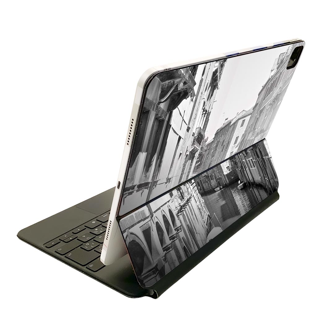 商品特徴・貼るだけでおしゃれに簡単着せ替え、Magic Keyboard 全面デザインスキンシール！・高精細プリントで写真と遜色がない仕上がり！・ちょっとしたすり傷から端末を保護！・「裸で持つ派」の人にはもちろん、お手持ちのクリアケース付けてもOK！・エアフリー素材で気泡の心配も軽減！・貼り直しOK！位置調整も安心！注意事項画像はサンプルです。ご覧の環境によっては多少色味に違いを感じる場合がございます。 イメージと違った、モニターと色味が異なるという理由での交換や返金はご対応出来かねます。端末本体やクリアケースは付属しません。貼付時のずれやカメラ周りの凹凸を考慮してカメラ穴等は少し大きめにカットしています。貼付の際はカメラ穴を基準に位置を合わせてください。カメラ付近の何もないように見える場所に穴が開いていますが、こちらは近接・明るさ感知センサー用の穴です。端末本体に直接貼ることを想定しています。保護フィルムなどの上から貼ると上手く貼れない可能性があります初回貼付時の位置調整や貼り直しは可能ですが、しっかり接着させた後の貼り直しは保証しておりません。こちらは無地のシートにプリントした商品で、デコなどの加工はございません。 凹凸や光沢があるように見えたり布地や金属を素材にしたように見える商品もありますが、図版によるものです。印刷カメラ穴の位置にわずかなズレが生じる場合がございます。ご注文後に1点1点制作する受注生産品のため、不良品以外のご返品や交換は固くお断り致します。 機種間違いも保証対象外となりますため、ご注文の際は必ず機種をご確認下さい。発送について完全受注生産のハンドメイド商品となりますので、既製品と比べて発送までお時間を頂いています。 基本的に決済確認後、2?3営業日、最大で10営業日での発送となります。繁忙期や休業日明けの場合はさらに時間がかかる場合があります。 その際には別途メールにてご連絡致します。メール便の場合、発送日から到着までに2?4日ほどかかる場合が多く、紛失などの保障もご対応できかねます。あらかじめご了承下さい。