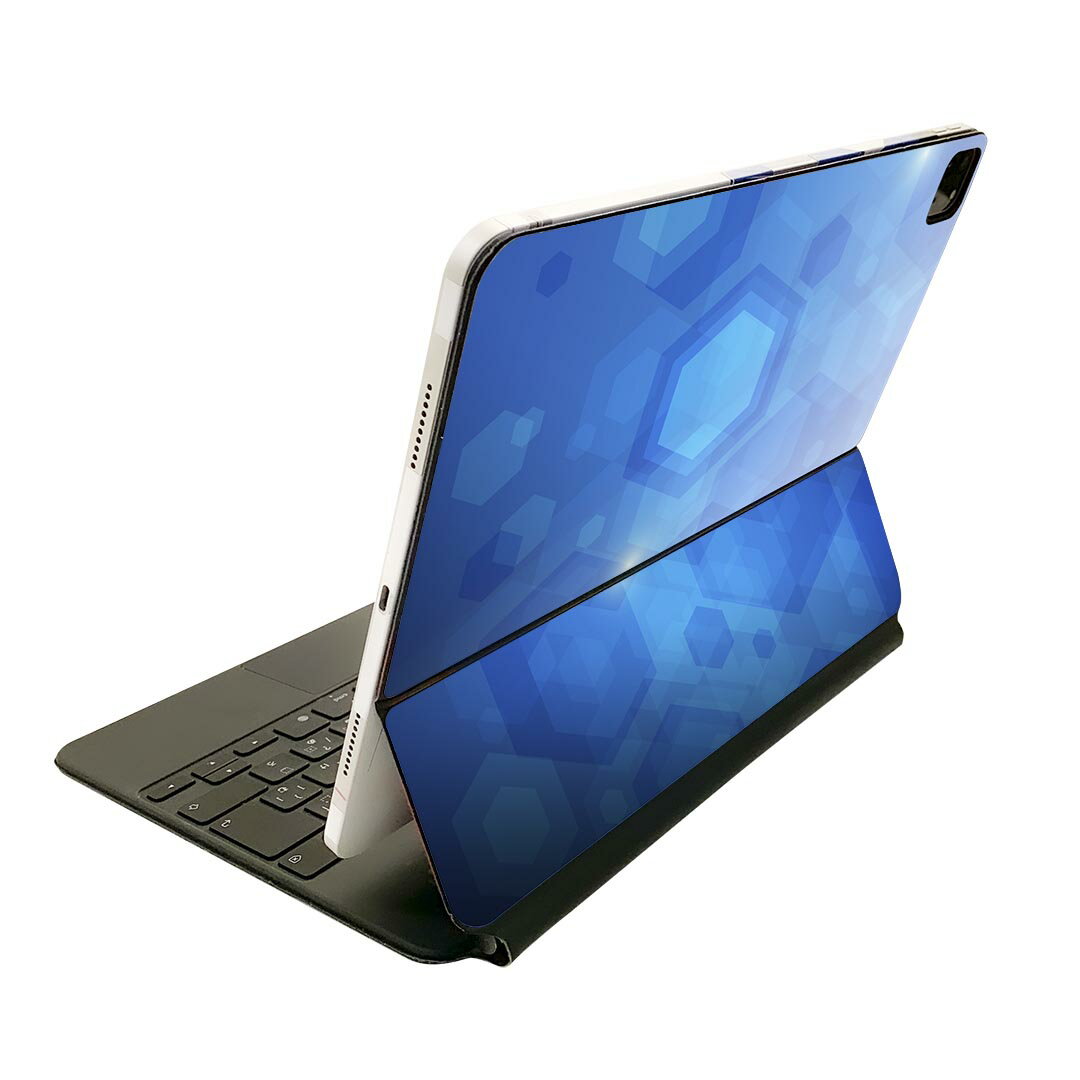 商品特徴・貼るだけでおしゃれに簡単着せ替え、Magic Keyboard 全面デザインスキンシール！・高精細プリントで写真と遜色がない仕上がり！・ちょっとしたすり傷から端末を保護！・「裸で持つ派」の人にはもちろん、お手持ちのクリアケース付けてもOK！・エアフリー素材で気泡の心配も軽減！・貼り直しOK！位置調整も安心！注意事項画像はサンプルです。ご覧の環境によっては多少色味に違いを感じる場合がございます。 イメージと違った、モニターと色味が異なるという理由での交換や返金はご対応出来かねます。端末本体やクリアケースは付属しません。貼付時のずれやカメラ周りの凹凸を考慮してカメラ穴等は少し大きめにカットしています。貼付の際はカメラ穴を基準に位置を合わせてください。カメラ付近の何もないように見える場所に穴が開いていますが、こちらは近接・明るさ感知センサー用の穴です。端末本体に直接貼ることを想定しています。保護フィルムなどの上から貼ると上手く貼れない可能性があります初回貼付時の位置調整や貼り直しは可能ですが、しっかり接着させた後の貼り直しは保証しておりません。こちらは無地のシートにプリントした商品で、デコなどの加工はございません。 凹凸や光沢があるように見えたり布地や金属を素材にしたように見える商品もありますが、図版によるものです。印刷カメラ穴の位置にわずかなズレが生じる場合がございます。ご注文後に1点1点制作する受注生産品のため、不良品以外のご返品や交換は固くお断り致します。 機種間違いも保証対象外となりますため、ご注文の際は必ず機種をご確認下さい。発送について完全受注生産のハンドメイド商品となりますので、既製品と比べて発送までお時間を頂いています。 基本的に決済確認後、2?3営業日、最大で10営業日での発送となります。繁忙期や休業日明けの場合はさらに時間がかかる場合があります。 その際には別途メールにてご連絡致します。メール便の場合、発送日から到着までに2?4日ほどかかる場合が多く、紛失などの保障もご対応できかねます。あらかじめご了承下さい。