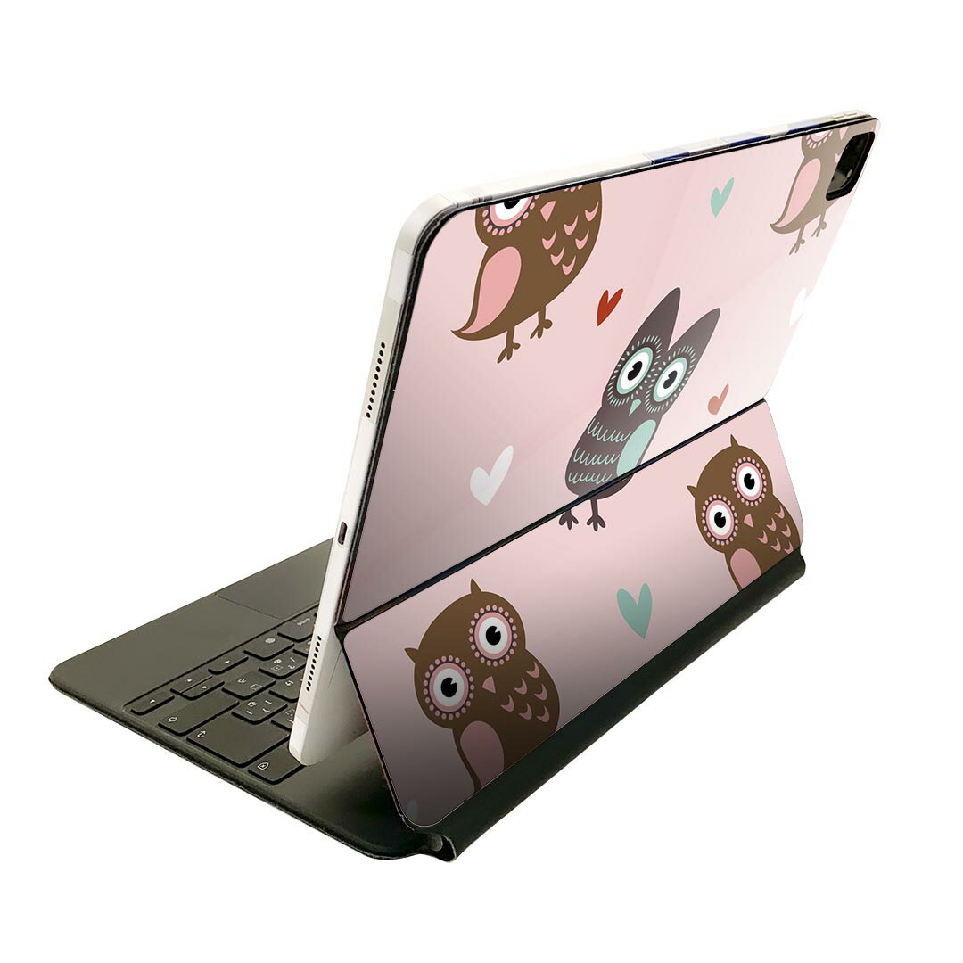 商品特徴・貼るだけでおしゃれに簡単着せ替え、Magic Keyboard 全面デザインスキンシール！・高精細プリントで写真と遜色がない仕上がり！・ちょっとしたすり傷から端末を保護！・「裸で持つ派」の人にはもちろん、お手持ちのクリアケース付けてもOK！・エアフリー素材で気泡の心配も軽減！・貼り直しOK！位置調整も安心！注意事項画像はサンプルです。ご覧の環境によっては多少色味に違いを感じる場合がございます。 イメージと違った、モニターと色味が異なるという理由での交換や返金はご対応出来かねます。端末本体やクリアケースは付属しません。貼付時のずれやカメラ周りの凹凸を考慮してカメラ穴等は少し大きめにカットしています。貼付の際はカメラ穴を基準に位置を合わせてください。カメラ付近の何もないように見える場所に穴が開いていますが、こちらは近接・明るさ感知センサー用の穴です。端末本体に直接貼ることを想定しています。保護フィルムなどの上から貼ると上手く貼れない可能性があります初回貼付時の位置調整や貼り直しは可能ですが、しっかり接着させた後の貼り直しは保証しておりません。こちらは無地のシートにプリントした商品で、デコなどの加工はございません。 凹凸や光沢があるように見えたり布地や金属を素材にしたように見える商品もありますが、図版によるものです。印刷カメラ穴の位置にわずかなズレが生じる場合がございます。ご注文後に1点1点制作する受注生産品のため、不良品以外のご返品や交換は固くお断り致します。 機種間違いも保証対象外となりますため、ご注文の際は必ず機種をご確認下さい。発送について完全受注生産のハンドメイド商品となりますので、既製品と比べて発送までお時間を頂いています。 基本的に決済確認後、2?3営業日、最大で10営業日での発送となります。繁忙期や休業日明けの場合はさらに時間がかかる場合があります。 その際には別途メールにてご連絡致します。メール便の場合、発送日から到着までに2?4日ほどかかる場合が多く、紛失などの保障もご対応できかねます。あらかじめご了承下さい。