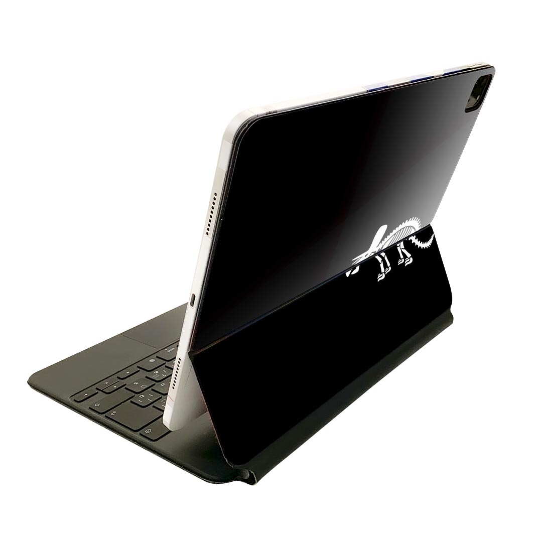 商品特徴・貼るだけでおしゃれに簡単着せ替え、Magic Keyboard 全面デザインスキンシール！・高精細プリントで写真と遜色がない仕上がり！・ちょっとしたすり傷から端末を保護！・「裸で持つ派」の人にはもちろん、お手持ちのクリアケース付けてもOK！・エアフリー素材で気泡の心配も軽減！・貼り直しOK！位置調整も安心！注意事項画像はサンプルです。ご覧の環境によっては多少色味に違いを感じる場合がございます。 イメージと違った、モニターと色味が異なるという理由での交換や返金はご対応出来かねます。端末本体やクリアケースは付属しません。貼付時のずれやカメラ周りの凹凸を考慮してカメラ穴等は少し大きめにカットしています。貼付の際はカメラ穴を基準に位置を合わせてください。カメラ付近の何もないように見える場所に穴が開いていますが、こちらは近接・明るさ感知センサー用の穴です。端末本体に直接貼ることを想定しています。保護フィルムなどの上から貼ると上手く貼れない可能性があります初回貼付時の位置調整や貼り直しは可能ですが、しっかり接着させた後の貼り直しは保証しておりません。こちらは無地のシートにプリントした商品で、デコなどの加工はございません。 凹凸や光沢があるように見えたり布地や金属を素材にしたように見える商品もありますが、図版によるものです。印刷カメラ穴の位置にわずかなズレが生じる場合がございます。ご注文後に1点1点制作する受注生産品のため、不良品以外のご返品や交換は固くお断り致します。 機種間違いも保証対象外となりますため、ご注文の際は必ず機種をご確認下さい。発送について完全受注生産のハンドメイド商品となりますので、既製品と比べて発送までお時間を頂いています。 基本的に決済確認後、2?3営業日、最大で10営業日での発送となります。繁忙期や休業日明けの場合はさらに時間がかかる場合があります。 その際には別途メールにてご連絡致します。メール便の場合、発送日から到着までに2?4日ほどかかる場合が多く、紛失などの保障もご対応できかねます。あらかじめご了承下さい。