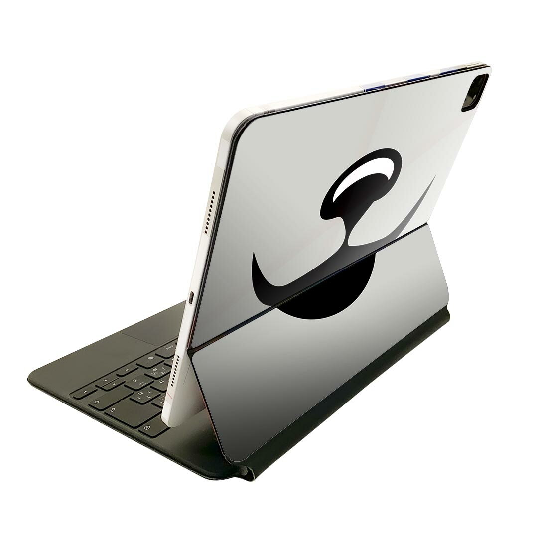 商品特徴・貼るだけでおしゃれに簡単着せ替え、Magic Keyboard 全面デザインスキンシール！・高精細プリントで写真と遜色がない仕上がり！・ちょっとしたすり傷から端末を保護！・「裸で持つ派」の人にはもちろん、お手持ちのクリアケース付けてもOK！・エアフリー素材で気泡の心配も軽減！・貼り直しOK！位置調整も安心！注意事項画像はサンプルです。ご覧の環境によっては多少色味に違いを感じる場合がございます。 イメージと違った、モニターと色味が異なるという理由での交換や返金はご対応出来かねます。端末本体やクリアケースは付属しません。貼付時のずれやカメラ周りの凹凸を考慮してカメラ穴等は少し大きめにカットしています。貼付の際はカメラ穴を基準に位置を合わせてください。カメラ付近の何もないように見える場所に穴が開いていますが、こちらは近接・明るさ感知センサー用の穴です。端末本体に直接貼ることを想定しています。保護フィルムなどの上から貼ると上手く貼れない可能性があります初回貼付時の位置調整や貼り直しは可能ですが、しっかり接着させた後の貼り直しは保証しておりません。こちらは無地のシートにプリントした商品で、デコなどの加工はございません。 凹凸や光沢があるように見えたり布地や金属を素材にしたように見える商品もありますが、図版によるものです。印刷カメラ穴の位置にわずかなズレが生じる場合がございます。ご注文後に1点1点制作する受注生産品のため、不良品以外のご返品や交換は固くお断り致します。 機種間違いも保証対象外となりますため、ご注文の際は必ず機種をご確認下さい。発送について完全受注生産のハンドメイド商品となりますので、既製品と比べて発送までお時間を頂いています。 基本的に決済確認後、2?3営業日、最大で10営業日での発送となります。繁忙期や休業日明けの場合はさらに時間がかかる場合があります。 その際には別途メールにてご連絡致します。メール便の場合、発送日から到着までに2?4日ほどかかる場合が多く、紛失などの保障もご対応できかねます。あらかじめご了承下さい。