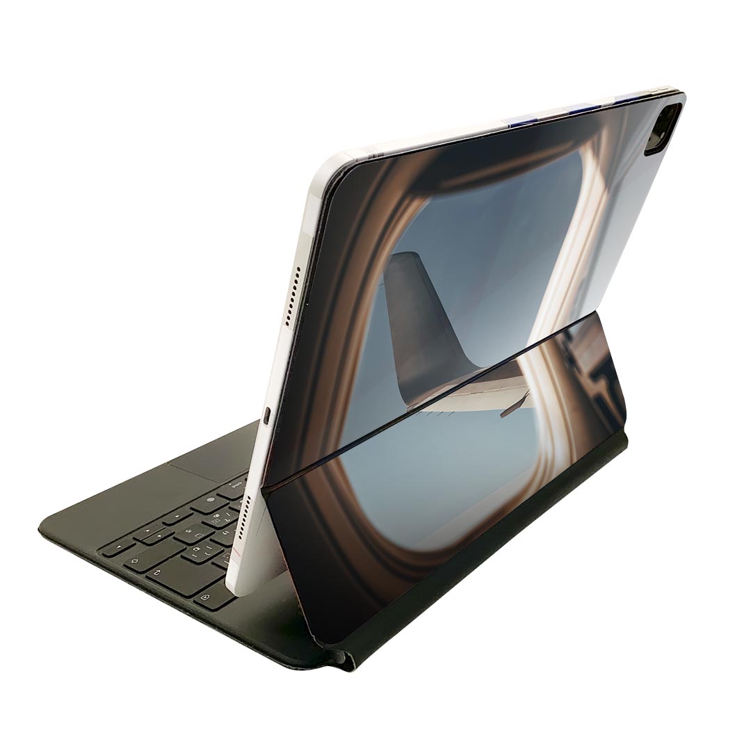 商品特徴・貼るだけでおしゃれに簡単着せ替え、Magic Keyboard 全面デザインスキンシール！・高精細プリントで写真と遜色がない仕上がり！・ちょっとしたすり傷から端末を保護！・「裸で持つ派」の人にはもちろん、お手持ちのクリアケース付けてもOK！・エアフリー素材で気泡の心配も軽減！・貼り直しOK！位置調整も安心！注意事項画像はサンプルです。ご覧の環境によっては多少色味に違いを感じる場合がございます。 イメージと違った、モニターと色味が異なるという理由での交換や返金はご対応出来かねます。端末本体やクリアケースは付属しません。貼付時のずれやカメラ周りの凹凸を考慮してカメラ穴等は少し大きめにカットしています。貼付の際はカメラ穴を基準に位置を合わせてください。カメラ付近の何もないように見える場所に穴が開いていますが、こちらは近接・明るさ感知センサー用の穴です。端末本体に直接貼ることを想定しています。保護フィルムなどの上から貼ると上手く貼れない可能性があります初回貼付時の位置調整や貼り直しは可能ですが、しっかり接着させた後の貼り直しは保証しておりません。こちらは無地のシートにプリントした商品で、デコなどの加工はございません。 凹凸や光沢があるように見えたり布地や金属を素材にしたように見える商品もありますが、図版によるものです。印刷カメラ穴の位置にわずかなズレが生じる場合がございます。ご注文後に1点1点制作する受注生産品のため、不良品以外のご返品や交換は固くお断り致します。 機種間違いも保証対象外となりますため、ご注文の際は必ず機種をご確認下さい。発送について完全受注生産のハンドメイド商品となりますので、既製品と比べて発送までお時間を頂いています。 基本的に決済確認後、2?3営業日、最大で10営業日での発送となります。繁忙期や休業日明けの場合はさらに時間がかかる場合があります。 その際には別途メールにてご連絡致します。メール便の場合、発送日から到着までに2?4日ほどかかる場合が多く、紛失などの保障もご対応できかねます。あらかじめご了承下さい。