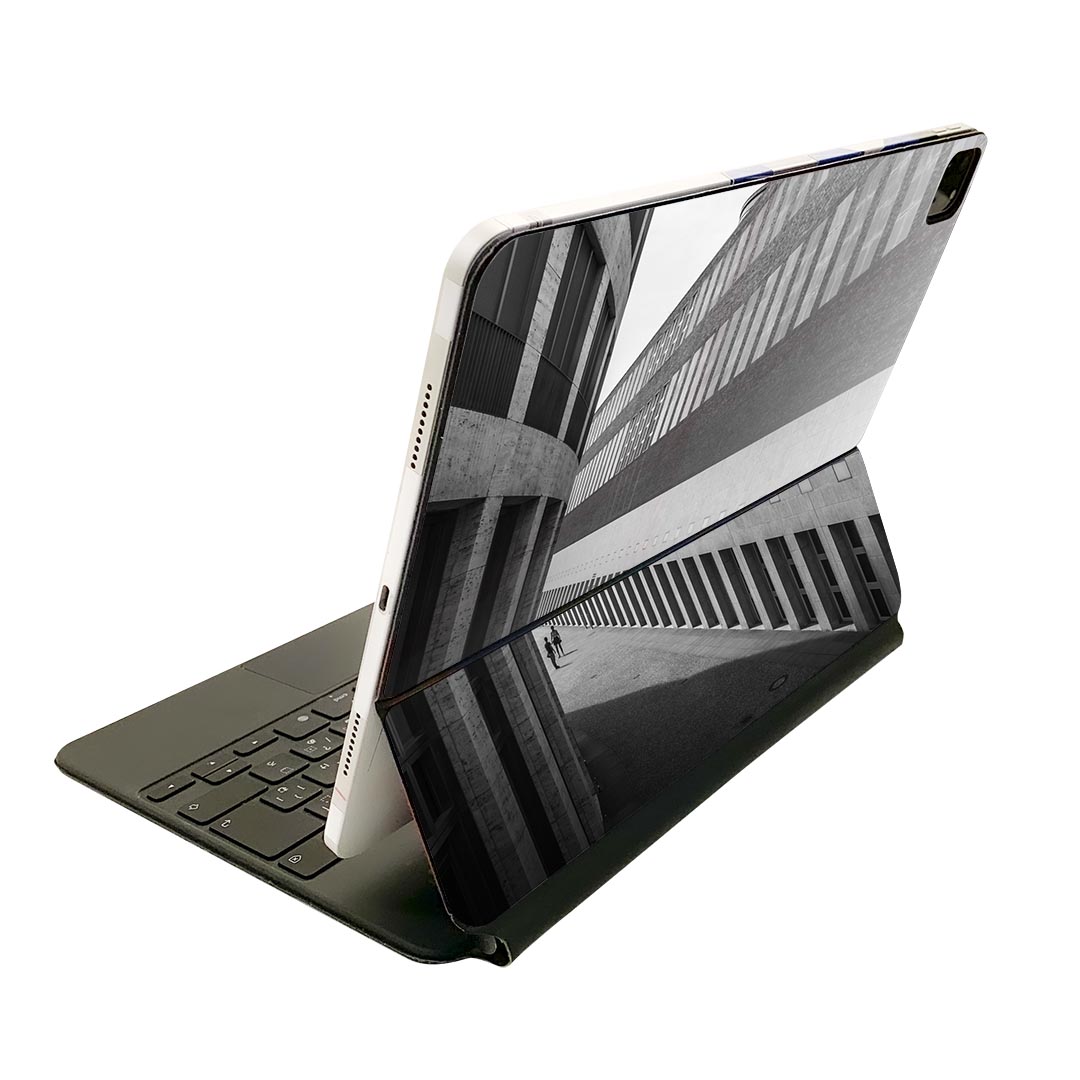 商品特徴・貼るだけでおしゃれに簡単着せ替え、Magic Keyboard 全面デザインスキンシール！・高精細プリントで写真と遜色がない仕上がり！・ちょっとしたすり傷から端末を保護！・「裸で持つ派」の人にはもちろん、お手持ちのクリアケース付けてもOK！・エアフリー素材で気泡の心配も軽減！・貼り直しOK！位置調整も安心！注意事項画像はサンプルです。ご覧の環境によっては多少色味に違いを感じる場合がございます。 イメージと違った、モニターと色味が異なるという理由での交換や返金はご対応出来かねます。端末本体やクリアケースは付属しません。貼付時のずれやカメラ周りの凹凸を考慮してカメラ穴等は少し大きめにカットしています。貼付の際はカメラ穴を基準に位置を合わせてください。カメラ付近の何もないように見える場所に穴が開いていますが、こちらは近接・明るさ感知センサー用の穴です。端末本体に直接貼ることを想定しています。保護フィルムなどの上から貼ると上手く貼れない可能性があります初回貼付時の位置調整や貼り直しは可能ですが、しっかり接着させた後の貼り直しは保証しておりません。こちらは無地のシートにプリントした商品で、デコなどの加工はございません。 凹凸や光沢があるように見えたり布地や金属を素材にしたように見える商品もありますが、図版によるものです。印刷カメラ穴の位置にわずかなズレが生じる場合がございます。ご注文後に1点1点制作する受注生産品のため、不良品以外のご返品や交換は固くお断り致します。 機種間違いも保証対象外となりますため、ご注文の際は必ず機種をご確認下さい。発送について完全受注生産のハンドメイド商品となりますので、既製品と比べて発送までお時間を頂いています。 基本的に決済確認後、2?3営業日、最大で10営業日での発送となります。繁忙期や休業日明けの場合はさらに時間がかかる場合があります。 その際には別途メールにてご連絡致します。メール便の場合、発送日から到着までに2?4日ほどかかる場合が多く、紛失などの保障もご対応できかねます。あらかじめご了承下さい。