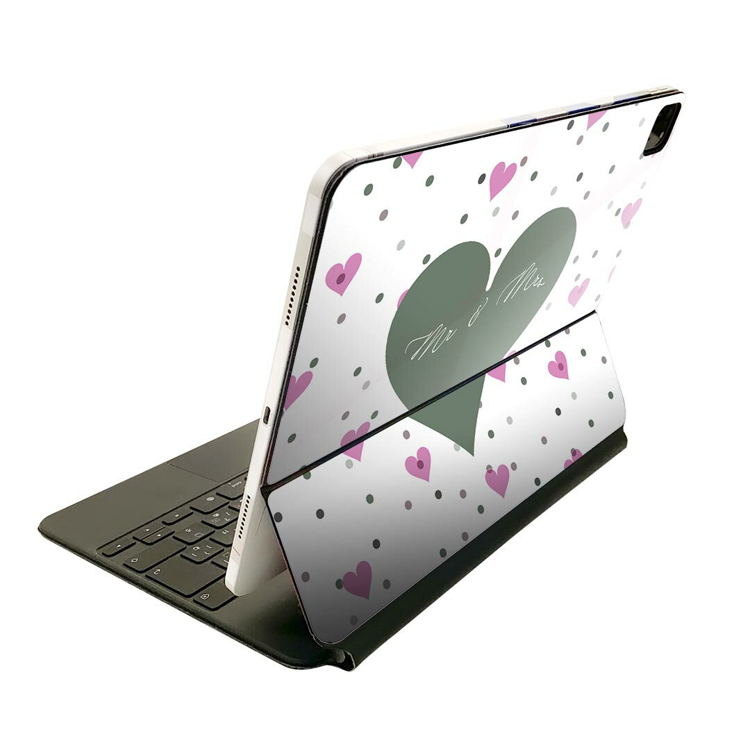 商品特徴・貼るだけでおしゃれに簡単着せ替え、Magic Keyboard 全面デザインスキンシール！・高精細プリントで写真と遜色がない仕上がり！・ちょっとしたすり傷から端末を保護！・「裸で持つ派」の人にはもちろん、お手持ちのクリアケース付けてもOK！・エアフリー素材で気泡の心配も軽減！・貼り直しOK！位置調整も安心！注意事項画像はサンプルです。ご覧の環境によっては多少色味に違いを感じる場合がございます。 イメージと違った、モニターと色味が異なるという理由での交換や返金はご対応出来かねます。端末本体やクリアケースは付属しません。貼付時のずれやカメラ周りの凹凸を考慮してカメラ穴等は少し大きめにカットしています。貼付の際はカメラ穴を基準に位置を合わせてください。カメラ付近の何もないように見える場所に穴が開いていますが、こちらは近接・明るさ感知センサー用の穴です。端末本体に直接貼ることを想定しています。保護フィルムなどの上から貼ると上手く貼れない可能性があります初回貼付時の位置調整や貼り直しは可能ですが、しっかり接着させた後の貼り直しは保証しておりません。こちらは無地のシートにプリントした商品で、デコなどの加工はございません。 凹凸や光沢があるように見えたり布地や金属を素材にしたように見える商品もありますが、図版によるものです。印刷カメラ穴の位置にわずかなズレが生じる場合がございます。ご注文後に1点1点制作する受注生産品のため、不良品以外のご返品や交換は固くお断り致します。 機種間違いも保証対象外となりますため、ご注文の際は必ず機種をご確認下さい。発送について完全受注生産のハンドメイド商品となりますので、既製品と比べて発送までお時間を頂いています。 基本的に決済確認後、2?3営業日、最大で10営業日での発送となります。繁忙期や休業日明けの場合はさらに時間がかかる場合があります。 その際には別途メールにてご連絡致します。メール便の場合、発送日から到着までに2?4日ほどかかる場合が多く、紛失などの保障もご対応できかねます。あらかじめご了承下さい。