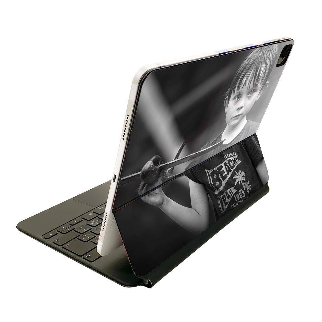 商品特徴・貼るだけでおしゃれに簡単着せ替え、Magic Keyboard 全面デザインスキンシール！・高精細プリントで写真と遜色がない仕上がり！・ちょっとしたすり傷から端末を保護！・「裸で持つ派」の人にはもちろん、お手持ちのクリアケース付けてもOK！・エアフリー素材で気泡の心配も軽減！・貼り直しOK！位置調整も安心！注意事項画像はサンプルです。ご覧の環境によっては多少色味に違いを感じる場合がございます。 イメージと違った、モニターと色味が異なるという理由での交換や返金はご対応出来かねます。端末本体やクリアケースは付属しません。貼付時のずれやカメラ周りの凹凸を考慮してカメラ穴等は少し大きめにカットしています。貼付の際はカメラ穴を基準に位置を合わせてください。カメラ付近の何もないように見える場所に穴が開いていますが、こちらは近接・明るさ感知センサー用の穴です。端末本体に直接貼ることを想定しています。保護フィルムなどの上から貼ると上手く貼れない可能性があります初回貼付時の位置調整や貼り直しは可能ですが、しっかり接着させた後の貼り直しは保証しておりません。こちらは無地のシートにプリントした商品で、デコなどの加工はございません。 凹凸や光沢があるように見えたり布地や金属を素材にしたように見える商品もありますが、図版によるものです。印刷カメラ穴の位置にわずかなズレが生じる場合がございます。ご注文後に1点1点制作する受注生産品のため、不良品以外のご返品や交換は固くお断り致します。 機種間違いも保証対象外となりますため、ご注文の際は必ず機種をご確認下さい。発送について完全受注生産のハンドメイド商品となりますので、既製品と比べて発送までお時間を頂いています。 基本的に決済確認後、2?3営業日、最大で10営業日での発送となります。繁忙期や休業日明けの場合はさらに時間がかかる場合があります。 その際には別途メールにてご連絡致します。メール便の場合、発送日から到着までに2?4日ほどかかる場合が多く、紛失などの保障もご対応できかねます。あらかじめご了承下さい。