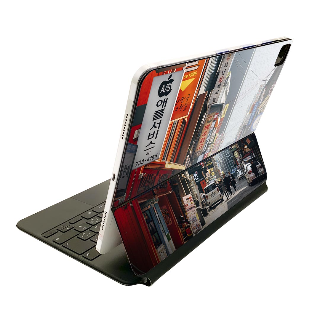 商品特徴・貼るだけでおしゃれに簡単着せ替え、Magic Keyboard 全面デザインスキンシール！・高精細プリントで写真と遜色がない仕上がり！・ちょっとしたすり傷から端末を保護！・「裸で持つ派」の人にはもちろん、お手持ちのクリアケース付けてもOK！・エアフリー素材で気泡の心配も軽減！・貼り直しOK！位置調整も安心！注意事項画像はサンプルです。ご覧の環境によっては多少色味に違いを感じる場合がございます。 イメージと違った、モニターと色味が異なるという理由での交換や返金はご対応出来かねます。端末本体やクリアケースは付属しません。貼付時のずれやカメラ周りの凹凸を考慮してカメラ穴等は少し大きめにカットしています。貼付の際はカメラ穴を基準に位置を合わせてください。カメラ付近の何もないように見える場所に穴が開いていますが、こちらは近接・明るさ感知センサー用の穴です。端末本体に直接貼ることを想定しています。保護フィルムなどの上から貼ると上手く貼れない可能性があります初回貼付時の位置調整や貼り直しは可能ですが、しっかり接着させた後の貼り直しは保証しておりません。こちらは無地のシートにプリントした商品で、デコなどの加工はございません。 凹凸や光沢があるように見えたり布地や金属を素材にしたように見える商品もありますが、図版によるものです。印刷カメラ穴の位置にわずかなズレが生じる場合がございます。ご注文後に1点1点制作する受注生産品のため、不良品以外のご返品や交換は固くお断り致します。 機種間違いも保証対象外となりますため、ご注文の際は必ず機種をご確認下さい。発送について完全受注生産のハンドメイド商品となりますので、既製品と比べて発送までお時間を頂いています。 基本的に決済確認後、2?3営業日、最大で10営業日での発送となります。繁忙期や休業日明けの場合はさらに時間がかかる場合があります。 その際には別途メールにてご連絡致します。メール便の場合、発送日から到着までに2?4日ほどかかる場合が多く、紛失などの保障もご対応できかねます。あらかじめご了承下さい。