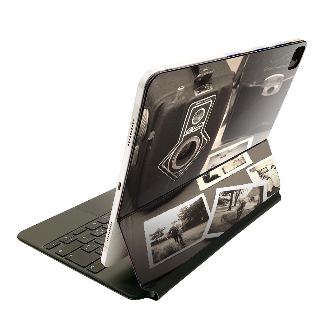 商品特徴・貼るだけでおしゃれに簡単着せ替え、Magic Keyboard 全面デザインスキンシール！・高精細プリントで写真と遜色がない仕上がり！・ちょっとしたすり傷から端末を保護！・「裸で持つ派」の人にはもちろん、お手持ちのクリアケース付けてもOK！・エアフリー素材で気泡の心配も軽減！・貼り直しOK！位置調整も安心！注意事項画像はサンプルです。ご覧の環境によっては多少色味に違いを感じる場合がございます。 イメージと違った、モニターと色味が異なるという理由での交換や返金はご対応出来かねます。端末本体やクリアケースは付属しません。貼付時のずれやカメラ周りの凹凸を考慮してカメラ穴等は少し大きめにカットしています。貼付の際はカメラ穴を基準に位置を合わせてください。カメラ付近の何もないように見える場所に穴が開いていますが、こちらは近接・明るさ感知センサー用の穴です。端末本体に直接貼ることを想定しています。保護フィルムなどの上から貼ると上手く貼れない可能性があります初回貼付時の位置調整や貼り直しは可能ですが、しっかり接着させた後の貼り直しは保証しておりません。こちらは無地のシートにプリントした商品で、デコなどの加工はございません。 凹凸や光沢があるように見えたり布地や金属を素材にしたように見える商品もありますが、図版によるものです。印刷カメラ穴の位置にわずかなズレが生じる場合がございます。ご注文後に1点1点制作する受注生産品のため、不良品以外のご返品や交換は固くお断り致します。 機種間違いも保証対象外となりますため、ご注文の際は必ず機種をご確認下さい。発送について完全受注生産のハンドメイド商品となりますので、既製品と比べて発送までお時間を頂いています。 基本的に決済確認後、2?3営業日、最大で10営業日での発送となります。繁忙期や休業日明けの場合はさらに時間がかかる場合があります。 その際には別途メールにてご連絡致します。メール便の場合、発送日から到着までに2?4日ほどかかる場合が多く、紛失などの保障もご対応できかねます。あらかじめご了承下さい。