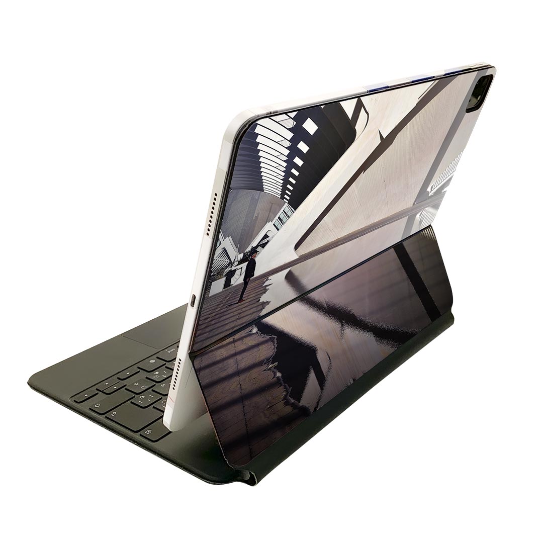 商品特徴・貼るだけでおしゃれに簡単着せ替え、Magic Keyboard 全面デザインスキンシール！・高精細プリントで写真と遜色がない仕上がり！・ちょっとしたすり傷から端末を保護！・「裸で持つ派」の人にはもちろん、お手持ちのクリアケース付けてもOK！・エアフリー素材で気泡の心配も軽減！・貼り直しOK！位置調整も安心！注意事項画像はサンプルです。ご覧の環境によっては多少色味に違いを感じる場合がございます。 イメージと違った、モニターと色味が異なるという理由での交換や返金はご対応出来かねます。端末本体やクリアケースは付属しません。貼付時のずれやカメラ周りの凹凸を考慮してカメラ穴等は少し大きめにカットしています。貼付の際はカメラ穴を基準に位置を合わせてください。カメラ付近の何もないように見える場所に穴が開いていますが、こちらは近接・明るさ感知センサー用の穴です。端末本体に直接貼ることを想定しています。保護フィルムなどの上から貼ると上手く貼れない可能性があります初回貼付時の位置調整や貼り直しは可能ですが、しっかり接着させた後の貼り直しは保証しておりません。こちらは無地のシートにプリントした商品で、デコなどの加工はございません。 凹凸や光沢があるように見えたり布地や金属を素材にしたように見える商品もありますが、図版によるものです。印刷カメラ穴の位置にわずかなズレが生じる場合がございます。ご注文後に1点1点制作する受注生産品のため、不良品以外のご返品や交換は固くお断り致します。 機種間違いも保証対象外となりますため、ご注文の際は必ず機種をご確認下さい。発送について完全受注生産のハンドメイド商品となりますので、既製品と比べて発送までお時間を頂いています。 基本的に決済確認後、2?3営業日、最大で10営業日での発送となります。繁忙期や休業日明けの場合はさらに時間がかかる場合があります。 その際には別途メールにてご連絡致します。メール便の場合、発送日から到着までに2?4日ほどかかる場合が多く、紛失などの保障もご対応できかねます。あらかじめご了承下さい。