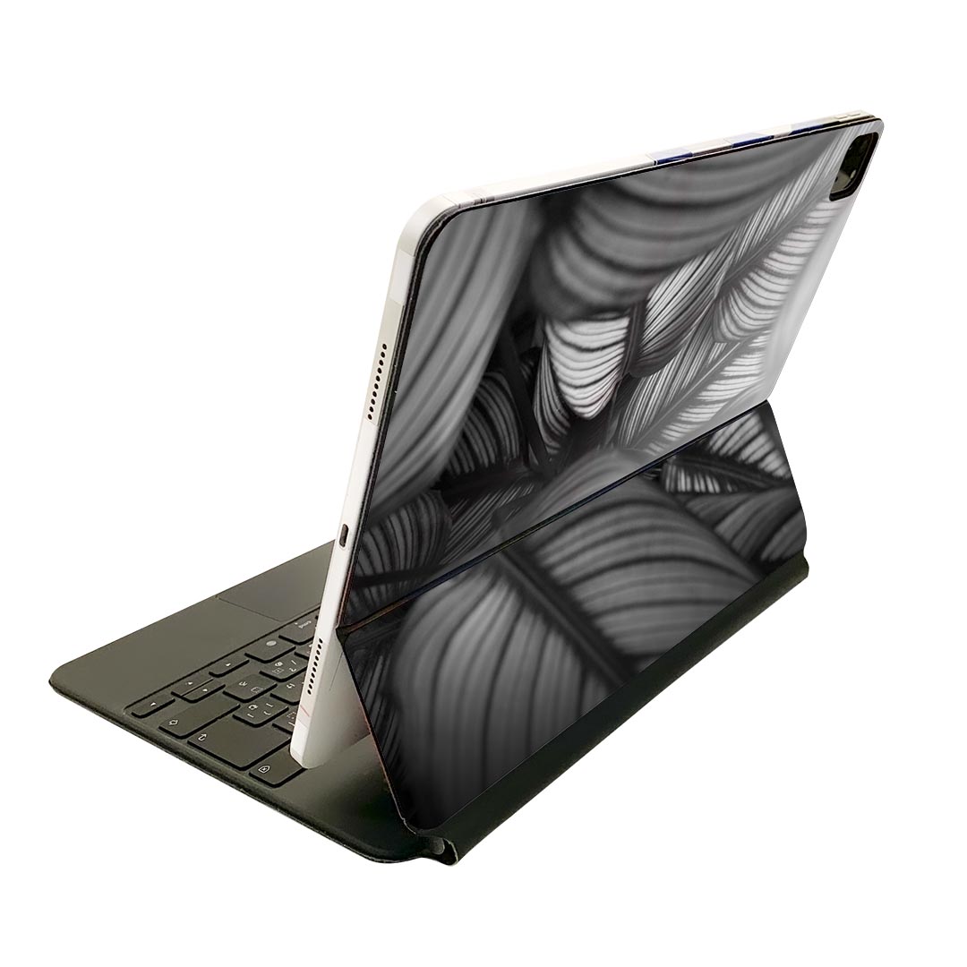 商品特徴・貼るだけでおしゃれに簡単着せ替え、Magic Keyboard 全面デザインスキンシール！・高精細プリントで写真と遜色がない仕上がり！・ちょっとしたすり傷から端末を保護！・「裸で持つ派」の人にはもちろん、お手持ちのクリアケース付けてもOK！・エアフリー素材で気泡の心配も軽減！・貼り直しOK！位置調整も安心！注意事項画像はサンプルです。ご覧の環境によっては多少色味に違いを感じる場合がございます。 イメージと違った、モニターと色味が異なるという理由での交換や返金はご対応出来かねます。端末本体やクリアケースは付属しません。貼付時のずれやカメラ周りの凹凸を考慮してカメラ穴等は少し大きめにカットしています。貼付の際はカメラ穴を基準に位置を合わせてください。カメラ付近の何もないように見える場所に穴が開いていますが、こちらは近接・明るさ感知センサー用の穴です。端末本体に直接貼ることを想定しています。保護フィルムなどの上から貼ると上手く貼れない可能性があります初回貼付時の位置調整や貼り直しは可能ですが、しっかり接着させた後の貼り直しは保証しておりません。こちらは無地のシートにプリントした商品で、デコなどの加工はございません。 凹凸や光沢があるように見えたり布地や金属を素材にしたように見える商品もありますが、図版によるものです。印刷カメラ穴の位置にわずかなズレが生じる場合がございます。ご注文後に1点1点制作する受注生産品のため、不良品以外のご返品や交換は固くお断り致します。 機種間違いも保証対象外となりますため、ご注文の際は必ず機種をご確認下さい。発送について完全受注生産のハンドメイド商品となりますので、既製品と比べて発送までお時間を頂いています。 基本的に決済確認後、2?3営業日、最大で10営業日での発送となります。繁忙期や休業日明けの場合はさらに時間がかかる場合があります。 その際には別途メールにてご連絡致します。メール便の場合、発送日から到着までに2?4日ほどかかる場合が多く、紛失などの保障もご対応できかねます。あらかじめご了承下さい。