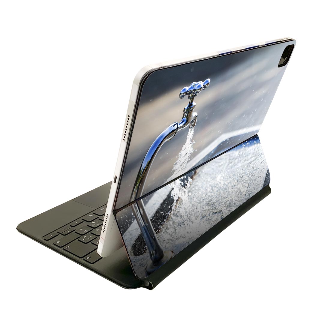 商品特徴・貼るだけでおしゃれに簡単着せ替え、Magic Keyboard 全面デザインスキンシール！・高精細プリントで写真と遜色がない仕上がり！・ちょっとしたすり傷から端末を保護！・「裸で持つ派」の人にはもちろん、お手持ちのクリアケース付けてもOK！・エアフリー素材で気泡の心配も軽減！・貼り直しOK！位置調整も安心！注意事項画像はサンプルです。ご覧の環境によっては多少色味に違いを感じる場合がございます。 イメージと違った、モニターと色味が異なるという理由での交換や返金はご対応出来かねます。端末本体やクリアケースは付属しません。貼付時のずれやカメラ周りの凹凸を考慮してカメラ穴等は少し大きめにカットしています。貼付の際はカメラ穴を基準に位置を合わせてください。カメラ付近の何もないように見える場所に穴が開いていますが、こちらは近接・明るさ感知センサー用の穴です。端末本体に直接貼ることを想定しています。保護フィルムなどの上から貼ると上手く貼れない可能性があります初回貼付時の位置調整や貼り直しは可能ですが、しっかり接着させた後の貼り直しは保証しておりません。こちらは無地のシートにプリントした商品で、デコなどの加工はございません。 凹凸や光沢があるように見えたり布地や金属を素材にしたように見える商品もありますが、図版によるものです。印刷カメラ穴の位置にわずかなズレが生じる場合がございます。ご注文後に1点1点制作する受注生産品のため、不良品以外のご返品や交換は固くお断り致します。 機種間違いも保証対象外となりますため、ご注文の際は必ず機種をご確認下さい。発送について完全受注生産のハンドメイド商品となりますので、既製品と比べて発送までお時間を頂いています。 基本的に決済確認後、2?3営業日、最大で10営業日での発送となります。繁忙期や休業日明けの場合はさらに時間がかかる場合があります。 その際には別途メールにてご連絡致します。メール便の場合、発送日から到着までに2?4日ほどかかる場合が多く、紛失などの保障もご対応できかねます。あらかじめご了承下さい。