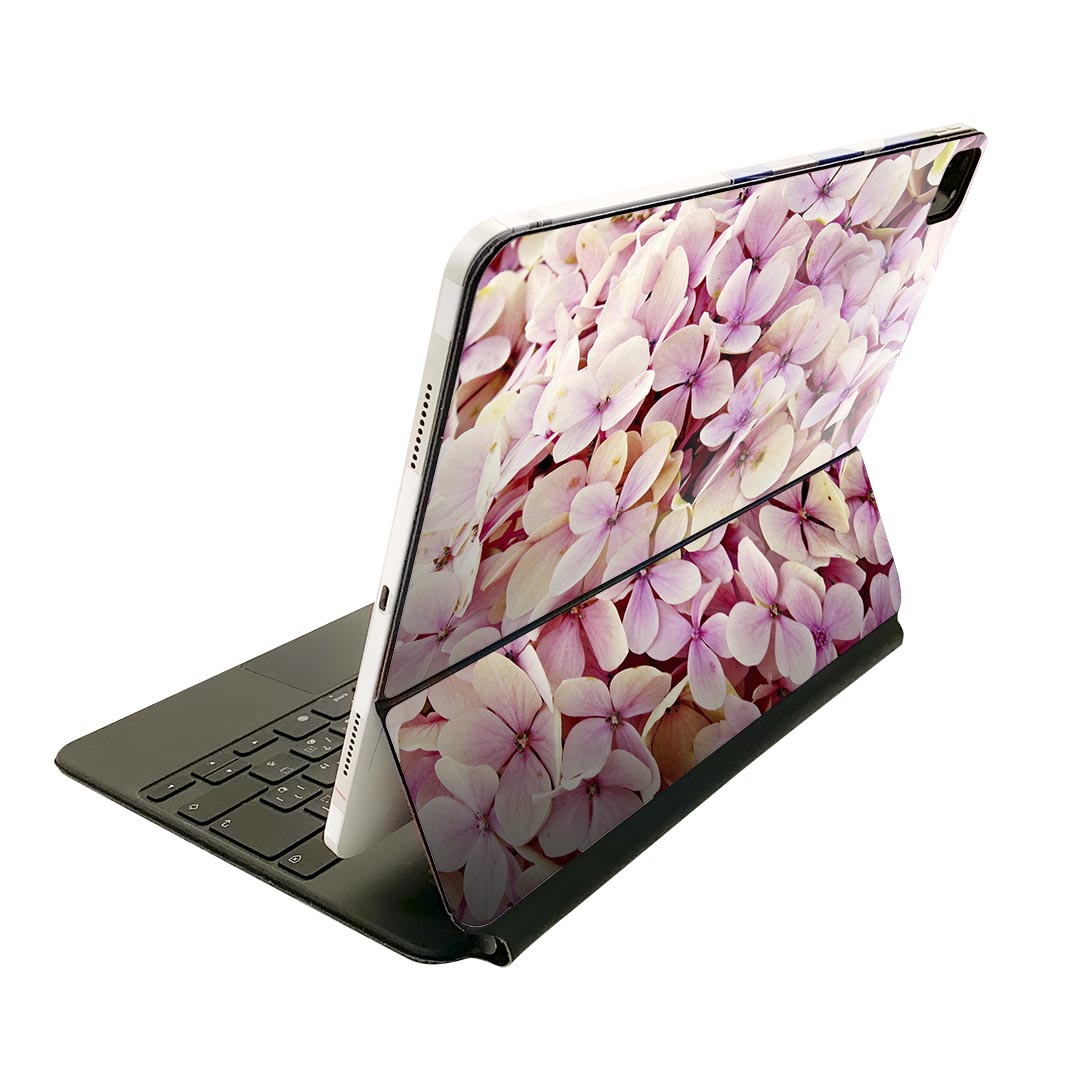 商品特徴・貼るだけでおしゃれに簡単着せ替え、Magic Keyboard 全面デザインスキンシール！・高精細プリントで写真と遜色がない仕上がり！・ちょっとしたすり傷から端末を保護！・「裸で持つ派」の人にはもちろん、お手持ちのクリアケース付けてもOK！・エアフリー素材で気泡の心配も軽減！・貼り直しOK！位置調整も安心！注意事項画像はサンプルです。ご覧の環境によっては多少色味に違いを感じる場合がございます。 イメージと違った、モニターと色味が異なるという理由での交換や返金はご対応出来かねます。端末本体やクリアケースは付属しません。貼付時のずれやカメラ周りの凹凸を考慮してカメラ穴等は少し大きめにカットしています。貼付の際はカメラ穴を基準に位置を合わせてください。カメラ付近の何もないように見える場所に穴が開いていますが、こちらは近接・明るさ感知センサー用の穴です。端末本体に直接貼ることを想定しています。保護フィルムなどの上から貼ると上手く貼れない可能性があります初回貼付時の位置調整や貼り直しは可能ですが、しっかり接着させた後の貼り直しは保証しておりません。こちらは無地のシートにプリントした商品で、デコなどの加工はございません。 凹凸や光沢があるように見えたり布地や金属を素材にしたように見える商品もありますが、図版によるものです。印刷カメラ穴の位置にわずかなズレが生じる場合がございます。ご注文後に1点1点制作する受注生産品のため、不良品以外のご返品や交換は固くお断り致します。 機種間違いも保証対象外となりますため、ご注文の際は必ず機種をご確認下さい。発送について完全受注生産のハンドメイド商品となりますので、既製品と比べて発送までお時間を頂いています。 基本的に決済確認後、2?3営業日、最大で10営業日での発送となります。繁忙期や休業日明けの場合はさらに時間がかかる場合があります。 その際には別途メールにてご連絡致します。メール便の場合、発送日から到着までに2?4日ほどかかる場合が多く、紛失などの保障もご対応できかねます。あらかじめご了承下さい。
