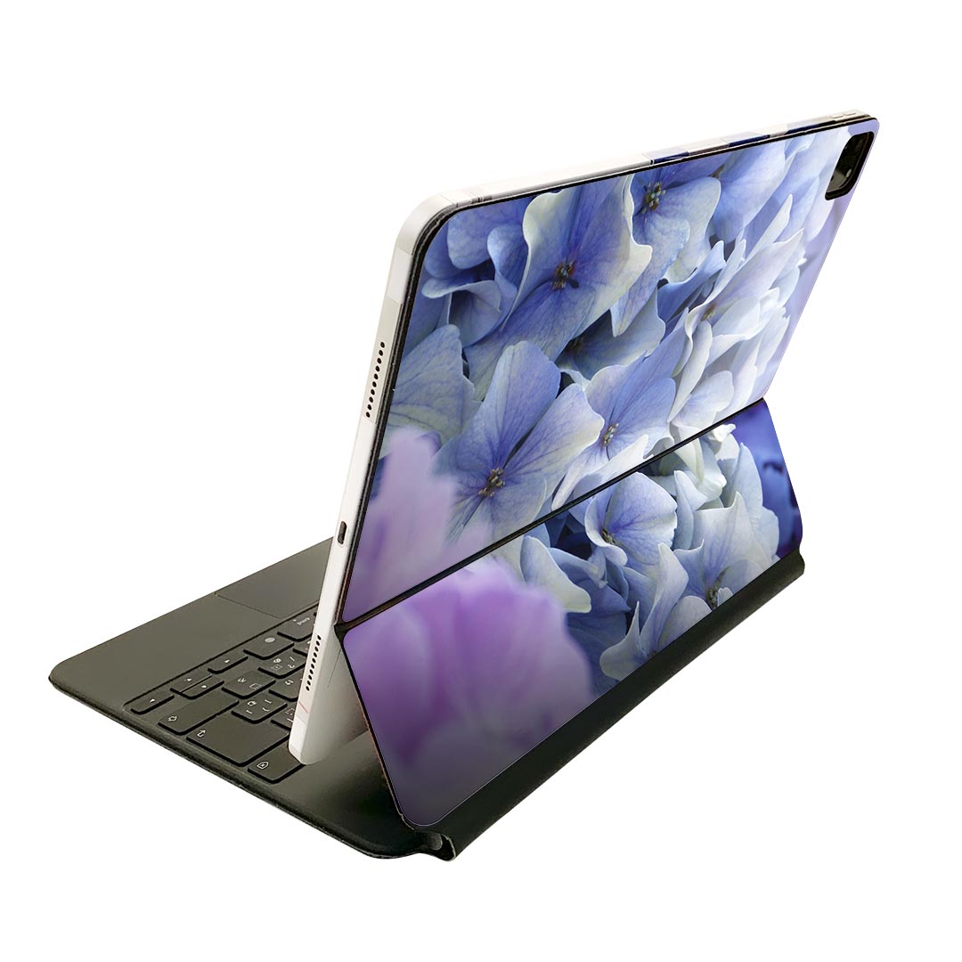商品特徴・貼るだけでおしゃれに簡単着せ替え、Magic Keyboard 全面デザインスキンシール！・高精細プリントで写真と遜色がない仕上がり！・ちょっとしたすり傷から端末を保護！・「裸で持つ派」の人にはもちろん、お手持ちのクリアケース付けてもOK！・エアフリー素材で気泡の心配も軽減！・貼り直しOK！位置調整も安心！注意事項画像はサンプルです。ご覧の環境によっては多少色味に違いを感じる場合がございます。 イメージと違った、モニターと色味が異なるという理由での交換や返金はご対応出来かねます。端末本体やクリアケースは付属しません。貼付時のずれやカメラ周りの凹凸を考慮してカメラ穴等は少し大きめにカットしています。貼付の際はカメラ穴を基準に位置を合わせてください。カメラ付近の何もないように見える場所に穴が開いていますが、こちらは近接・明るさ感知センサー用の穴です。端末本体に直接貼ることを想定しています。保護フィルムなどの上から貼ると上手く貼れない可能性があります初回貼付時の位置調整や貼り直しは可能ですが、しっかり接着させた後の貼り直しは保証しておりません。こちらは無地のシートにプリントした商品で、デコなどの加工はございません。 凹凸や光沢があるように見えたり布地や金属を素材にしたように見える商品もありますが、図版によるものです。印刷カメラ穴の位置にわずかなズレが生じる場合がございます。ご注文後に1点1点制作する受注生産品のため、不良品以外のご返品や交換は固くお断り致します。 機種間違いも保証対象外となりますため、ご注文の際は必ず機種をご確認下さい。発送について完全受注生産のハンドメイド商品となりますので、既製品と比べて発送までお時間を頂いています。 基本的に決済確認後、2?3営業日、最大で10営業日での発送となります。繁忙期や休業日明けの場合はさらに時間がかかる場合があります。 その際には別途メールにてご連絡致します。メール便の場合、発送日から到着までに2?4日ほどかかる場合が多く、紛失などの保障もご対応できかねます。あらかじめご了承下さい。