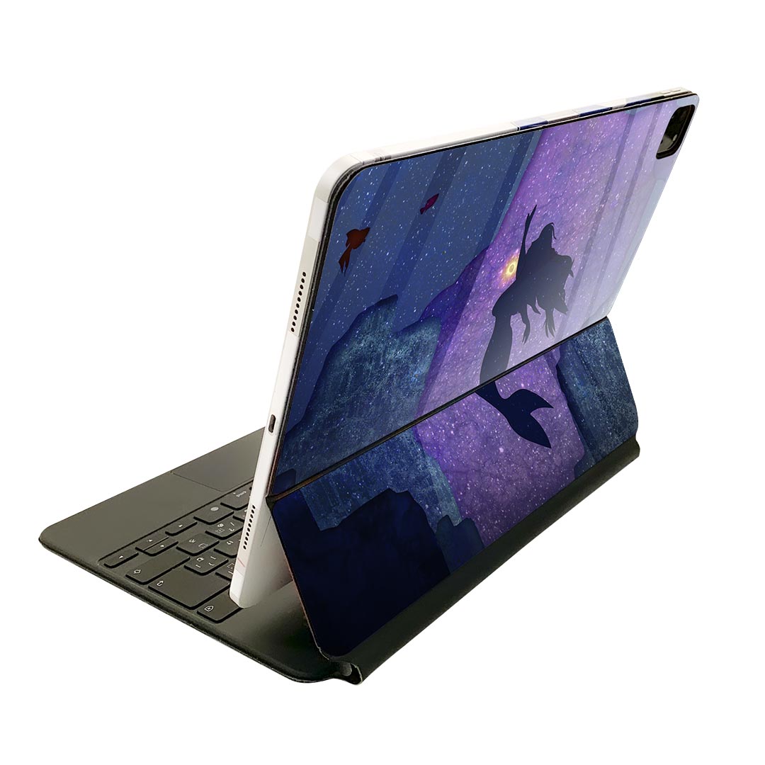 商品特徴・貼るだけでおしゃれに簡単着せ替え、Magic Keyboard 全面デザインスキンシール！・高精細プリントで写真と遜色がない仕上がり！・ちょっとしたすり傷から端末を保護！・「裸で持つ派」の人にはもちろん、お手持ちのクリアケース付けてもOK！・エアフリー素材で気泡の心配も軽減！・貼り直しOK！位置調整も安心！注意事項画像はサンプルです。ご覧の環境によっては多少色味に違いを感じる場合がございます。 イメージと違った、モニターと色味が異なるという理由での交換や返金はご対応出来かねます。端末本体やクリアケースは付属しません。貼付時のずれやカメラ周りの凹凸を考慮してカメラ穴等は少し大きめにカットしています。貼付の際はカメラ穴を基準に位置を合わせてください。カメラ付近の何もないように見える場所に穴が開いていますが、こちらは近接・明るさ感知センサー用の穴です。端末本体に直接貼ることを想定しています。保護フィルムなどの上から貼ると上手く貼れない可能性があります初回貼付時の位置調整や貼り直しは可能ですが、しっかり接着させた後の貼り直しは保証しておりません。こちらは無地のシートにプリントした商品で、デコなどの加工はございません。 凹凸や光沢があるように見えたり布地や金属を素材にしたように見える商品もありますが、図版によるものです。印刷カメラ穴の位置にわずかなズレが生じる場合がございます。ご注文後に1点1点制作する受注生産品のため、不良品以外のご返品や交換は固くお断り致します。 機種間違いも保証対象外となりますため、ご注文の際は必ず機種をご確認下さい。発送について完全受注生産のハンドメイド商品となりますので、既製品と比べて発送までお時間を頂いています。 基本的に決済確認後、2?3営業日、最大で10営業日での発送となります。繁忙期や休業日明けの場合はさらに時間がかかる場合があります。 その際には別途メールにてご連絡致します。メール便の場合、発送日から到着までに2?4日ほどかかる場合が多く、紛失などの保障もご対応できかねます。あらかじめご了承下さい。