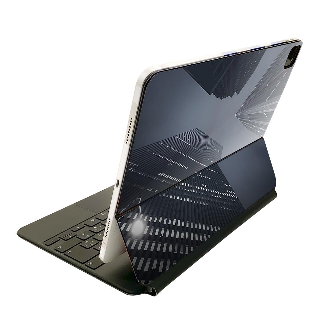 商品特徴・貼るだけでおしゃれに簡単着せ替え、Magic Keyboard 全面デザインスキンシール！・高精細プリントで写真と遜色がない仕上がり！・ちょっとしたすり傷から端末を保護！・「裸で持つ派」の人にはもちろん、お手持ちのクリアケース付けてもOK！・エアフリー素材で気泡の心配も軽減！・貼り直しOK！位置調整も安心！注意事項画像はサンプルです。ご覧の環境によっては多少色味に違いを感じる場合がございます。 イメージと違った、モニターと色味が異なるという理由での交換や返金はご対応出来かねます。端末本体やクリアケースは付属しません。貼付時のずれやカメラ周りの凹凸を考慮してカメラ穴等は少し大きめにカットしています。貼付の際はカメラ穴を基準に位置を合わせてください。カメラ付近の何もないように見える場所に穴が開いていますが、こちらは近接・明るさ感知センサー用の穴です。端末本体に直接貼ることを想定しています。保護フィルムなどの上から貼ると上手く貼れない可能性があります初回貼付時の位置調整や貼り直しは可能ですが、しっかり接着させた後の貼り直しは保証しておりません。こちらは無地のシートにプリントした商品で、デコなどの加工はございません。 凹凸や光沢があるように見えたり布地や金属を素材にしたように見える商品もありますが、図版によるものです。印刷カメラ穴の位置にわずかなズレが生じる場合がございます。ご注文後に1点1点制作する受注生産品のため、不良品以外のご返品や交換は固くお断り致します。 機種間違いも保証対象外となりますため、ご注文の際は必ず機種をご確認下さい。発送について完全受注生産のハンドメイド商品となりますので、既製品と比べて発送までお時間を頂いています。 基本的に決済確認後、2?3営業日、最大で10営業日での発送となります。繁忙期や休業日明けの場合はさらに時間がかかる場合があります。 その際には別途メールにてご連絡致します。メール便の場合、発送日から到着までに2?4日ほどかかる場合が多く、紛失などの保障もご対応できかねます。あらかじめご了承下さい。