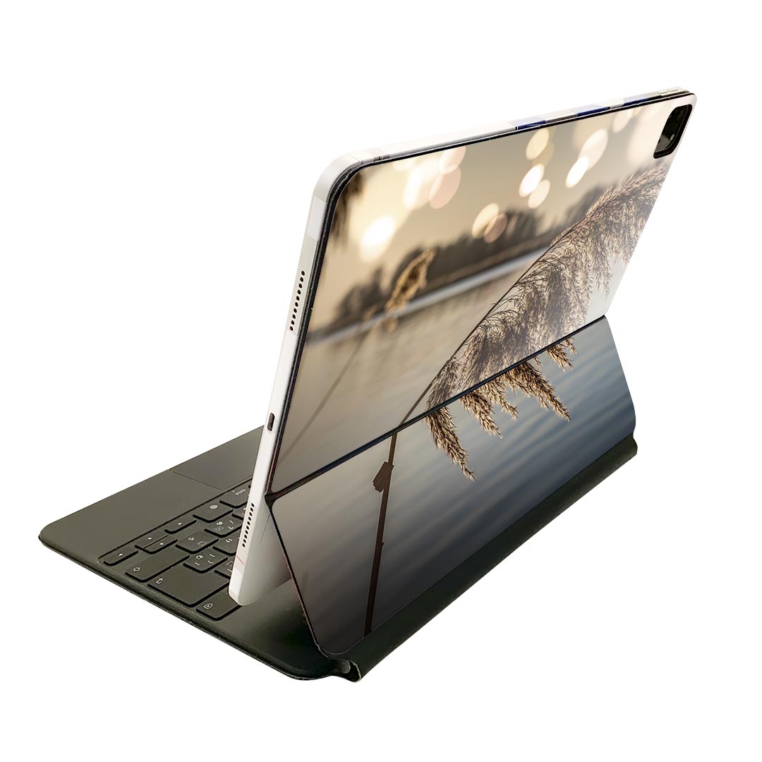 商品特徴・貼るだけでおしゃれに簡単着せ替え、Magic Keyboard 全面デザインスキンシール！・高精細プリントで写真と遜色がない仕上がり！・ちょっとしたすり傷から端末を保護！・「裸で持つ派」の人にはもちろん、お手持ちのクリアケース付けてもOK！・エアフリー素材で気泡の心配も軽減！・貼り直しOK！位置調整も安心！注意事項画像はサンプルです。ご覧の環境によっては多少色味に違いを感じる場合がございます。 イメージと違った、モニターと色味が異なるという理由での交換や返金はご対応出来かねます。端末本体やクリアケースは付属しません。貼付時のずれやカメラ周りの凹凸を考慮してカメラ穴等は少し大きめにカットしています。貼付の際はカメラ穴を基準に位置を合わせてください。カメラ付近の何もないように見える場所に穴が開いていますが、こちらは近接・明るさ感知センサー用の穴です。端末本体に直接貼ることを想定しています。保護フィルムなどの上から貼ると上手く貼れない可能性があります初回貼付時の位置調整や貼り直しは可能ですが、しっかり接着させた後の貼り直しは保証しておりません。こちらは無地のシートにプリントした商品で、デコなどの加工はございません。 凹凸や光沢があるように見えたり布地や金属を素材にしたように見える商品もありますが、図版によるものです。印刷カメラ穴の位置にわずかなズレが生じる場合がございます。ご注文後に1点1点制作する受注生産品のため、不良品以外のご返品や交換は固くお断り致します。 機種間違いも保証対象外となりますため、ご注文の際は必ず機種をご確認下さい。発送について完全受注生産のハンドメイド商品となりますので、既製品と比べて発送までお時間を頂いています。 基本的に決済確認後、2?3営業日、最大で10営業日での発送となります。繁忙期や休業日明けの場合はさらに時間がかかる場合があります。 その際には別途メールにてご連絡致します。メール便の場合、発送日から到着までに2?4日ほどかかる場合が多く、紛失などの保障もご対応できかねます。あらかじめご了承下さい。