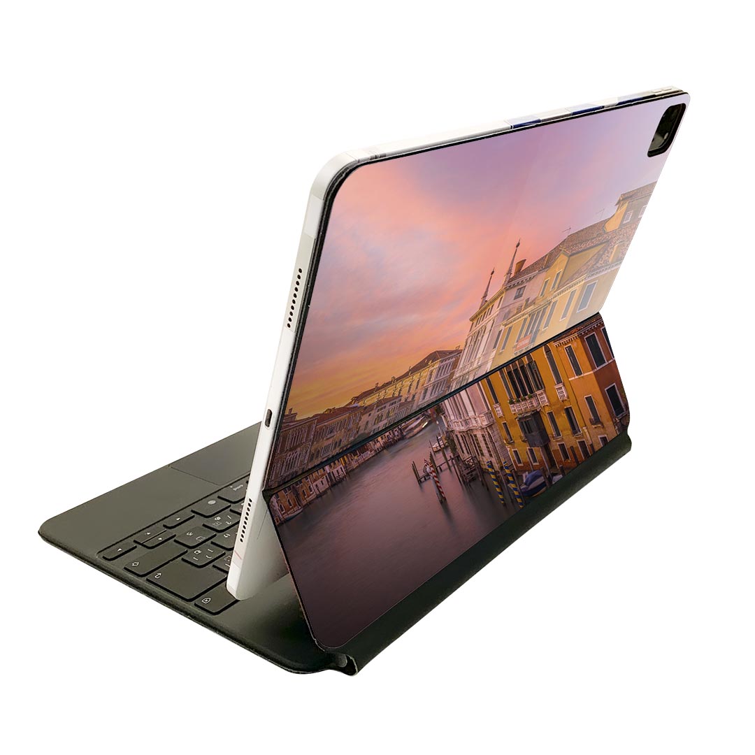 商品特徴・貼るだけでおしゃれに簡単着せ替え、Magic Keyboard 全面デザインスキンシール！・高精細プリントで写真と遜色がない仕上がり！・ちょっとしたすり傷から端末を保護！・「裸で持つ派」の人にはもちろん、お手持ちのクリアケース付け...