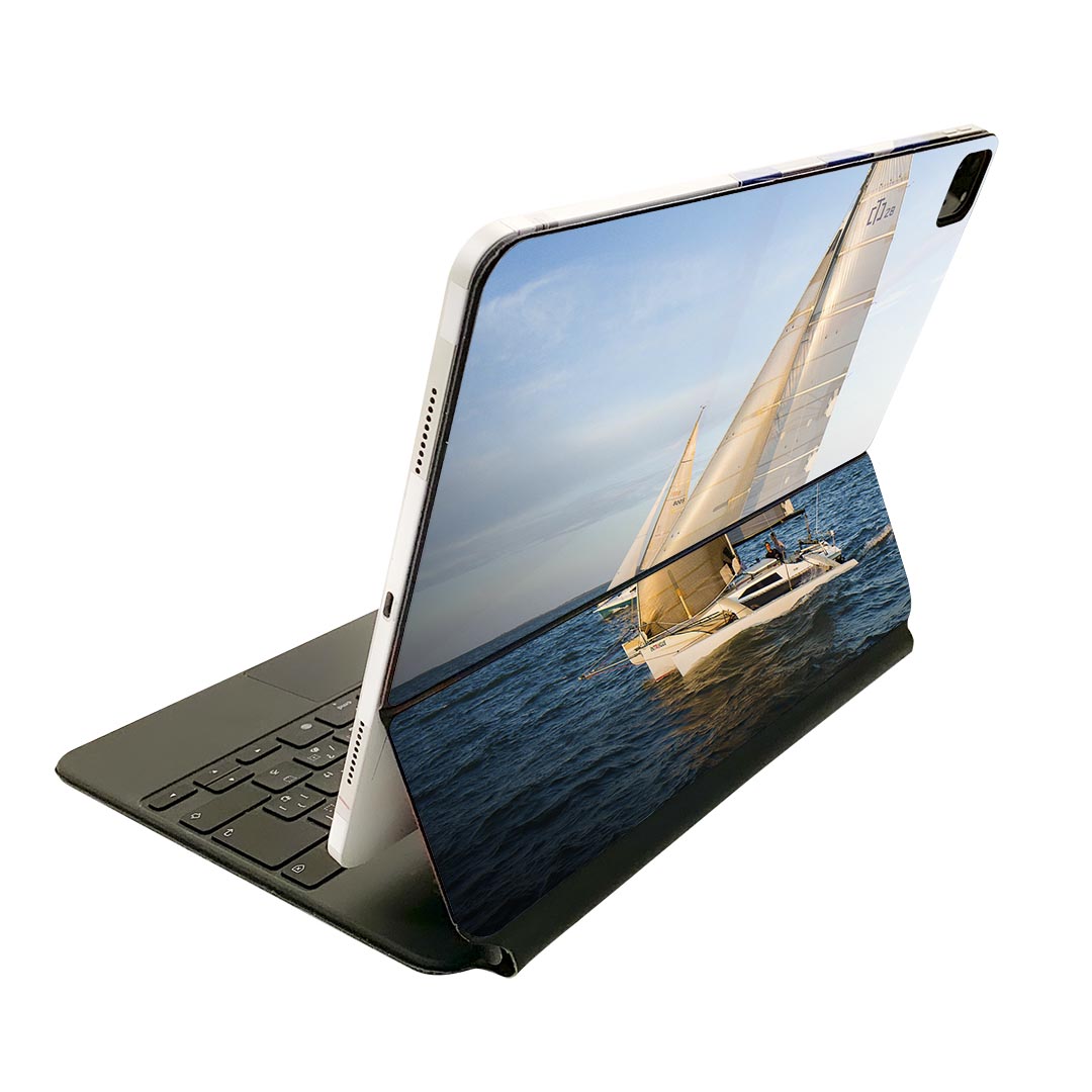 商品特徴・貼るだけでおしゃれに簡単着せ替え、Magic Keyboard 全面デザインスキンシール！・高精細プリントで写真と遜色がない仕上がり！・ちょっとしたすり傷から端末を保護！・「裸で持つ派」の人にはもちろん、お手持ちのクリアケース付けてもOK！・エアフリー素材で気泡の心配も軽減！・貼り直しOK！位置調整も安心！注意事項画像はサンプルです。ご覧の環境によっては多少色味に違いを感じる場合がございます。 イメージと違った、モニターと色味が異なるという理由での交換や返金はご対応出来かねます。端末本体やクリアケースは付属しません。貼付時のずれやカメラ周りの凹凸を考慮してカメラ穴等は少し大きめにカットしています。貼付の際はカメラ穴を基準に位置を合わせてください。カメラ付近の何もないように見える場所に穴が開いていますが、こちらは近接・明るさ感知センサー用の穴です。端末本体に直接貼ることを想定しています。保護フィルムなどの上から貼ると上手く貼れない可能性があります初回貼付時の位置調整や貼り直しは可能ですが、しっかり接着させた後の貼り直しは保証しておりません。こちらは無地のシートにプリントした商品で、デコなどの加工はございません。 凹凸や光沢があるように見えたり布地や金属を素材にしたように見える商品もありますが、図版によるものです。印刷カメラ穴の位置にわずかなズレが生じる場合がございます。ご注文後に1点1点制作する受注生産品のため、不良品以外のご返品や交換は固くお断り致します。 機種間違いも保証対象外となりますため、ご注文の際は必ず機種をご確認下さい。発送について完全受注生産のハンドメイド商品となりますので、既製品と比べて発送までお時間を頂いています。 基本的に決済確認後、2?3営業日、最大で10営業日での発送となります。繁忙期や休業日明けの場合はさらに時間がかかる場合があります。 その際には別途メールにてご連絡致します。メール便の場合、発送日から到着までに2?4日ほどかかる場合が多く、紛失などの保障もご対応できかねます。あらかじめご了承下さい。