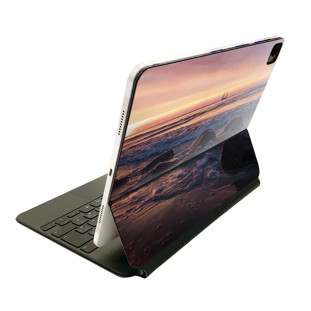 商品特徴・貼るだけでおしゃれに簡単着せ替え、Magic Keyboard 全面デザインスキンシール！・高精細プリントで写真と遜色がない仕上がり！・ちょっとしたすり傷から端末を保護！・「裸で持つ派」の人にはもちろん、お手持ちのクリアケース付けてもOK！・エアフリー素材で気泡の心配も軽減！・貼り直しOK！位置調整も安心！注意事項画像はサンプルです。ご覧の環境によっては多少色味に違いを感じる場合がございます。 イメージと違った、モニターと色味が異なるという理由での交換や返金はご対応出来かねます。端末本体やクリアケースは付属しません。貼付時のずれやカメラ周りの凹凸を考慮してカメラ穴等は少し大きめにカットしています。貼付の際はカメラ穴を基準に位置を合わせてください。カメラ付近の何もないように見える場所に穴が開いていますが、こちらは近接・明るさ感知センサー用の穴です。端末本体に直接貼ることを想定しています。保護フィルムなどの上から貼ると上手く貼れない可能性があります初回貼付時の位置調整や貼り直しは可能ですが、しっかり接着させた後の貼り直しは保証しておりません。こちらは無地のシートにプリントした商品で、デコなどの加工はございません。 凹凸や光沢があるように見えたり布地や金属を素材にしたように見える商品もありますが、図版によるものです。印刷カメラ穴の位置にわずかなズレが生じる場合がございます。ご注文後に1点1点制作する受注生産品のため、不良品以外のご返品や交換は固くお断り致します。 機種間違いも保証対象外となりますため、ご注文の際は必ず機種をご確認下さい。発送について完全受注生産のハンドメイド商品となりますので、既製品と比べて発送までお時間を頂いています。 基本的に決済確認後、2?3営業日、最大で10営業日での発送となります。繁忙期や休業日明けの場合はさらに時間がかかる場合があります。 その際には別途メールにてご連絡致します。メール便の場合、発送日から到着までに2?4日ほどかかる場合が多く、紛失などの保障もご対応できかねます。あらかじめご了承下さい。