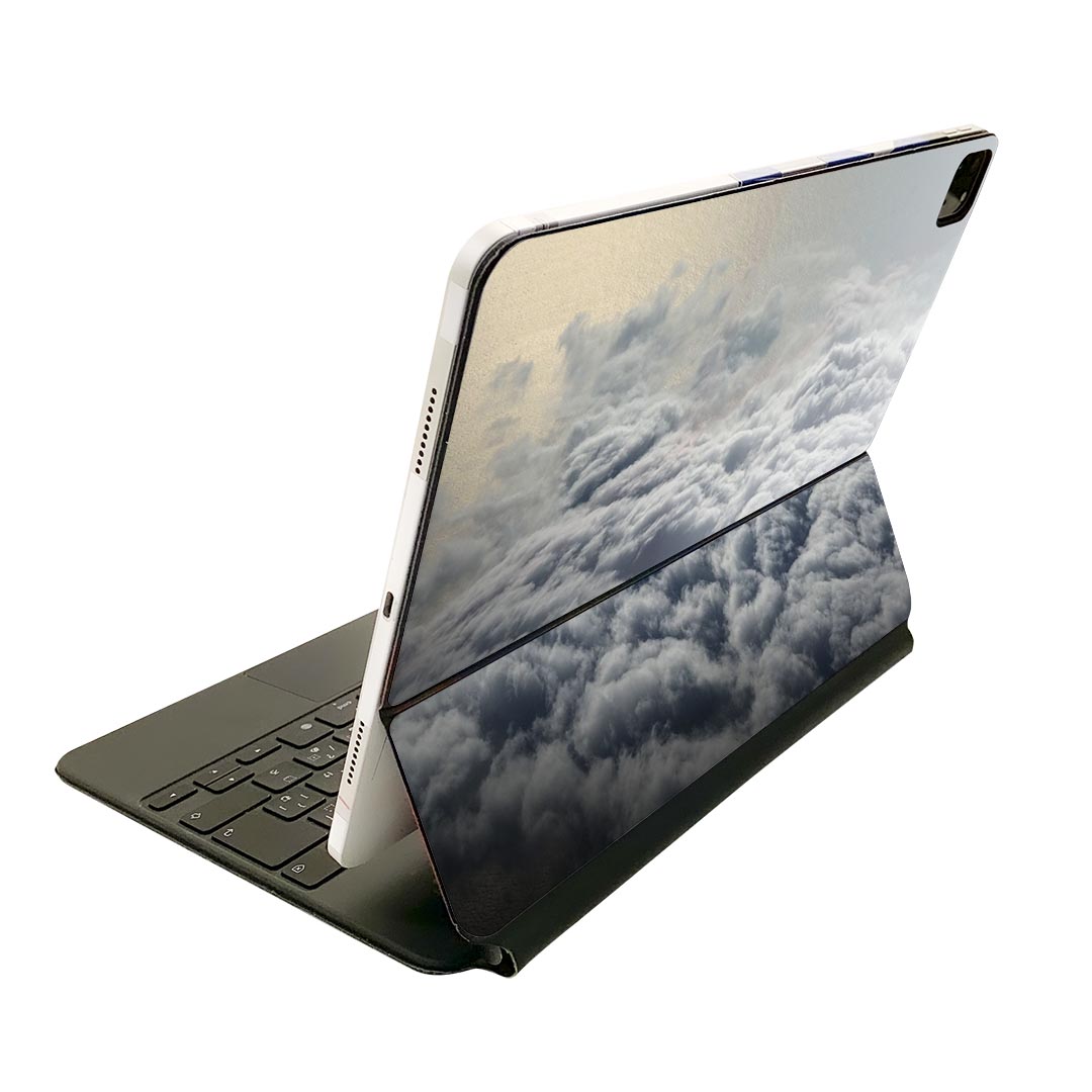 商品特徴・貼るだけでおしゃれに簡単着せ替え、Magic Keyboard 全面デザインスキンシール！・高精細プリントで写真と遜色がない仕上がり！・ちょっとしたすり傷から端末を保護！・「裸で持つ派」の人にはもちろん、お手持ちのクリアケース付けてもOK！・エアフリー素材で気泡の心配も軽減！・貼り直しOK！位置調整も安心！注意事項画像はサンプルです。ご覧の環境によっては多少色味に違いを感じる場合がございます。 イメージと違った、モニターと色味が異なるという理由での交換や返金はご対応出来かねます。端末本体やクリアケースは付属しません。貼付時のずれやカメラ周りの凹凸を考慮してカメラ穴等は少し大きめにカットしています。貼付の際はカメラ穴を基準に位置を合わせてください。カメラ付近の何もないように見える場所に穴が開いていますが、こちらは近接・明るさ感知センサー用の穴です。端末本体に直接貼ることを想定しています。保護フィルムなどの上から貼ると上手く貼れない可能性があります初回貼付時の位置調整や貼り直しは可能ですが、しっかり接着させた後の貼り直しは保証しておりません。こちらは無地のシートにプリントした商品で、デコなどの加工はございません。 凹凸や光沢があるように見えたり布地や金属を素材にしたように見える商品もありますが、図版によるものです。印刷カメラ穴の位置にわずかなズレが生じる場合がございます。ご注文後に1点1点制作する受注生産品のため、不良品以外のご返品や交換は固くお断り致します。 機種間違いも保証対象外となりますため、ご注文の際は必ず機種をご確認下さい。発送について完全受注生産のハンドメイド商品となりますので、既製品と比べて発送までお時間を頂いています。 基本的に決済確認後、2?3営業日、最大で10営業日での発送となります。繁忙期や休業日明けの場合はさらに時間がかかる場合があります。 その際には別途メールにてご連絡致します。メール便の場合、発送日から到着までに2?4日ほどかかる場合が多く、紛失などの保障もご対応できかねます。あらかじめご了承下さい。