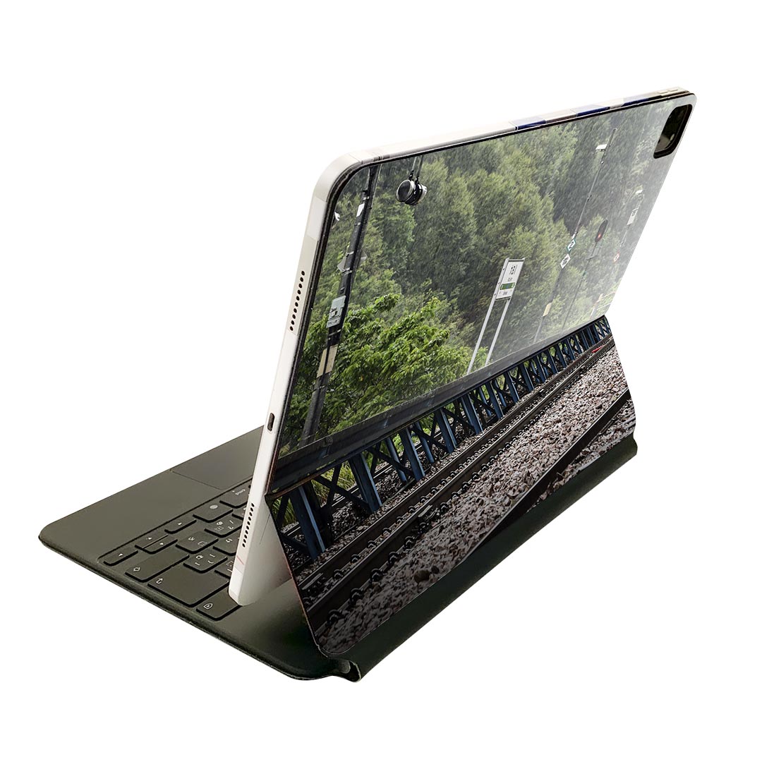 商品特徴・貼るだけでおしゃれに簡単着せ替え、Magic Keyboard 全面デザインスキンシール！・高精細プリントで写真と遜色がない仕上がり！・ちょっとしたすり傷から端末を保護！・「裸で持つ派」の人にはもちろん、お手持ちのクリアケース付けてもOK！・エアフリー素材で気泡の心配も軽減！・貼り直しOK！位置調整も安心！注意事項画像はサンプルです。ご覧の環境によっては多少色味に違いを感じる場合がございます。 イメージと違った、モニターと色味が異なるという理由での交換や返金はご対応出来かねます。端末本体やクリアケースは付属しません。貼付時のずれやカメラ周りの凹凸を考慮してカメラ穴等は少し大きめにカットしています。貼付の際はカメラ穴を基準に位置を合わせてください。カメラ付近の何もないように見える場所に穴が開いていますが、こちらは近接・明るさ感知センサー用の穴です。端末本体に直接貼ることを想定しています。保護フィルムなどの上から貼ると上手く貼れない可能性があります初回貼付時の位置調整や貼り直しは可能ですが、しっかり接着させた後の貼り直しは保証しておりません。こちらは無地のシートにプリントした商品で、デコなどの加工はございません。 凹凸や光沢があるように見えたり布地や金属を素材にしたように見える商品もありますが、図版によるものです。印刷カメラ穴の位置にわずかなズレが生じる場合がございます。ご注文後に1点1点制作する受注生産品のため、不良品以外のご返品や交換は固くお断り致します。 機種間違いも保証対象外となりますため、ご注文の際は必ず機種をご確認下さい。発送について完全受注生産のハンドメイド商品となりますので、既製品と比べて発送までお時間を頂いています。 基本的に決済確認後、2?3営業日、最大で10営業日での発送となります。繁忙期や休業日明けの場合はさらに時間がかかる場合があります。 その際には別途メールにてご連絡致します。メール便の場合、発送日から到着までに2?4日ほどかかる場合が多く、紛失などの保障もご対応できかねます。あらかじめご了承下さい。