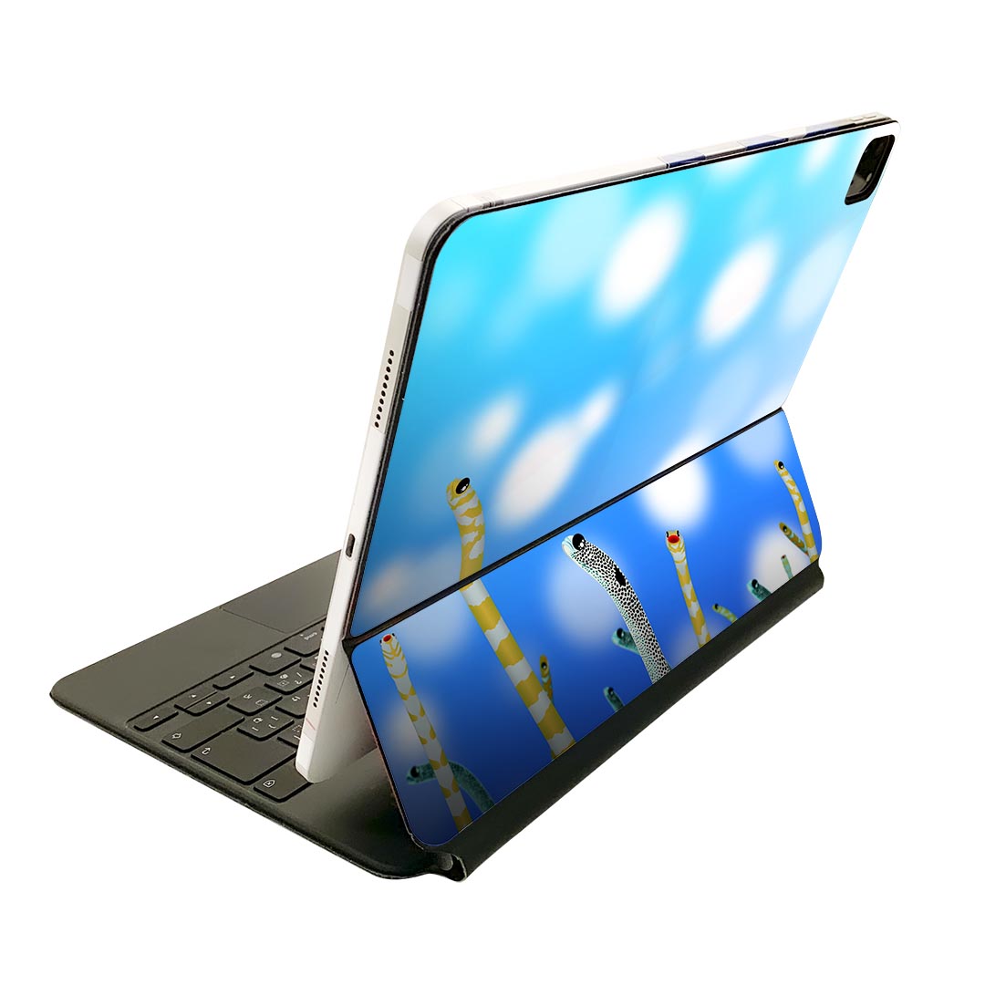 商品特徴・貼るだけでおしゃれに簡単着せ替え、Magic Keyboard 全面デザインスキンシール！・高精細プリントで写真と遜色がない仕上がり！・ちょっとしたすり傷から端末を保護！・「裸で持つ派」の人にはもちろん、お手持ちのクリアケース付けてもOK！・エアフリー素材で気泡の心配も軽減！・貼り直しOK！位置調整も安心！注意事項画像はサンプルです。ご覧の環境によっては多少色味に違いを感じる場合がございます。 イメージと違った、モニターと色味が異なるという理由での交換や返金はご対応出来かねます。端末本体やクリアケースは付属しません。貼付時のずれやカメラ周りの凹凸を考慮してカメラ穴等は少し大きめにカットしています。貼付の際はカメラ穴を基準に位置を合わせてください。カメラ付近の何もないように見える場所に穴が開いていますが、こちらは近接・明るさ感知センサー用の穴です。端末本体に直接貼ることを想定しています。保護フィルムなどの上から貼ると上手く貼れない可能性があります初回貼付時の位置調整や貼り直しは可能ですが、しっかり接着させた後の貼り直しは保証しておりません。こちらは無地のシートにプリントした商品で、デコなどの加工はございません。 凹凸や光沢があるように見えたり布地や金属を素材にしたように見える商品もありますが、図版によるものです。印刷カメラ穴の位置にわずかなズレが生じる場合がございます。ご注文後に1点1点制作する受注生産品のため、不良品以外のご返品や交換は固くお断り致します。 機種間違いも保証対象外となりますため、ご注文の際は必ず機種をご確認下さい。発送について完全受注生産のハンドメイド商品となりますので、既製品と比べて発送までお時間を頂いています。 基本的に決済確認後、2?3営業日、最大で10営業日での発送となります。繁忙期や休業日明けの場合はさらに時間がかかる場合があります。 その際には別途メールにてご連絡致します。メール便の場合、発送日から到着までに2?4日ほどかかる場合が多く、紛失などの保障もご対応できかねます。あらかじめご了承下さい。