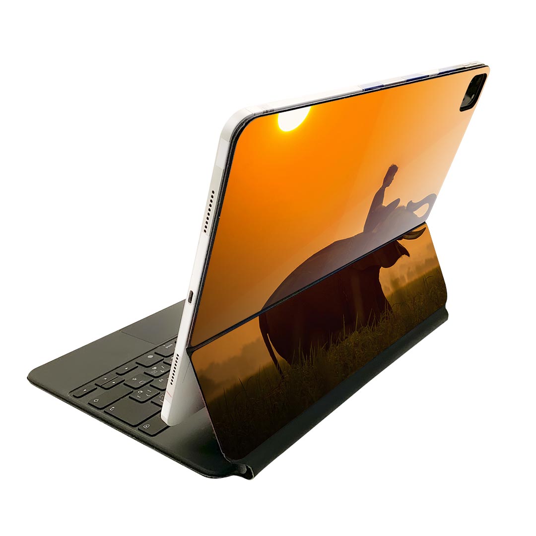 商品特徴・貼るだけでおしゃれに簡単着せ替え、Magic Keyboard 全面デザインスキンシール！・高精細プリントで写真と遜色がない仕上がり！・ちょっとしたすり傷から端末を保護！・「裸で持つ派」の人にはもちろん、お手持ちのクリアケース付けてもOK！・エアフリー素材で気泡の心配も軽減！・貼り直しOK！位置調整も安心！注意事項画像はサンプルです。ご覧の環境によっては多少色味に違いを感じる場合がございます。 イメージと違った、モニターと色味が異なるという理由での交換や返金はご対応出来かねます。端末本体やクリアケースは付属しません。貼付時のずれやカメラ周りの凹凸を考慮してカメラ穴等は少し大きめにカットしています。貼付の際はカメラ穴を基準に位置を合わせてください。カメラ付近の何もないように見える場所に穴が開いていますが、こちらは近接・明るさ感知センサー用の穴です。端末本体に直接貼ることを想定しています。保護フィルムなどの上から貼ると上手く貼れない可能性があります初回貼付時の位置調整や貼り直しは可能ですが、しっかり接着させた後の貼り直しは保証しておりません。こちらは無地のシートにプリントした商品で、デコなどの加工はございません。 凹凸や光沢があるように見えたり布地や金属を素材にしたように見える商品もありますが、図版によるものです。印刷カメラ穴の位置にわずかなズレが生じる場合がございます。ご注文後に1点1点制作する受注生産品のため、不良品以外のご返品や交換は固くお断り致します。 機種間違いも保証対象外となりますため、ご注文の際は必ず機種をご確認下さい。発送について完全受注生産のハンドメイド商品となりますので、既製品と比べて発送までお時間を頂いています。 基本的に決済確認後、2?3営業日、最大で10営業日での発送となります。繁忙期や休業日明けの場合はさらに時間がかかる場合があります。 その際には別途メールにてご連絡致します。メール便の場合、発送日から到着までに2?4日ほどかかる場合が多く、紛失などの保障もご対応できかねます。あらかじめご了承下さい。