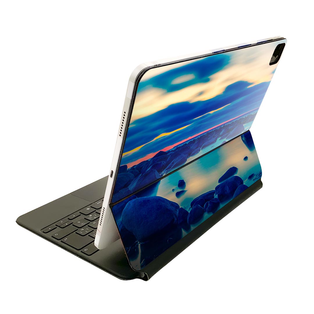 商品特徴・貼るだけでおしゃれに簡単着せ替え、Magic Keyboard 全面デザインスキンシール！・高精細プリントで写真と遜色がない仕上がり！・ちょっとしたすり傷から端末を保護！・「裸で持つ派」の人にはもちろん、お手持ちのクリアケース付けてもOK！・エアフリー素材で気泡の心配も軽減！・貼り直しOK！位置調整も安心！注意事項画像はサンプルです。ご覧の環境によっては多少色味に違いを感じる場合がございます。 イメージと違った、モニターと色味が異なるという理由での交換や返金はご対応出来かねます。端末本体やクリアケースは付属しません。貼付時のずれやカメラ周りの凹凸を考慮してカメラ穴等は少し大きめにカットしています。貼付の際はカメラ穴を基準に位置を合わせてください。カメラ付近の何もないように見える場所に穴が開いていますが、こちらは近接・明るさ感知センサー用の穴です。端末本体に直接貼ることを想定しています。保護フィルムなどの上から貼ると上手く貼れない可能性があります初回貼付時の位置調整や貼り直しは可能ですが、しっかり接着させた後の貼り直しは保証しておりません。こちらは無地のシートにプリントした商品で、デコなどの加工はございません。 凹凸や光沢があるように見えたり布地や金属を素材にしたように見える商品もありますが、図版によるものです。印刷カメラ穴の位置にわずかなズレが生じる場合がございます。ご注文後に1点1点制作する受注生産品のため、不良品以外のご返品や交換は固くお断り致します。 機種間違いも保証対象外となりますため、ご注文の際は必ず機種をご確認下さい。発送について完全受注生産のハンドメイド商品となりますので、既製品と比べて発送までお時間を頂いています。 基本的に決済確認後、2?3営業日、最大で10営業日での発送となります。繁忙期や休業日明けの場合はさらに時間がかかる場合があります。 その際には別途メールにてご連絡致します。メール便の場合、発送日から到着までに2?4日ほどかかる場合が多く、紛失などの保障もご対応できかねます。あらかじめご了承下さい。