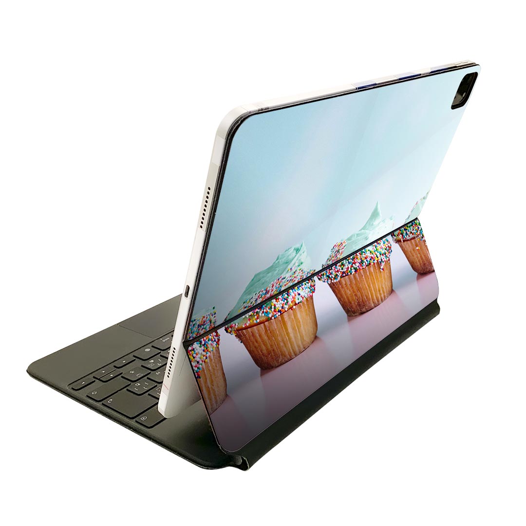 商品特徴・貼るだけでおしゃれに簡単着せ替え、Magic Keyboard 全面デザインスキンシール！・高精細プリントで写真と遜色がない仕上がり！・ちょっとしたすり傷から端末を保護！・「裸で持つ派」の人にはもちろん、お手持ちのクリアケース付けてもOK！・エアフリー素材で気泡の心配も軽減！・貼り直しOK！位置調整も安心！注意事項画像はサンプルです。ご覧の環境によっては多少色味に違いを感じる場合がございます。 イメージと違った、モニターと色味が異なるという理由での交換や返金はご対応出来かねます。端末本体やクリアケースは付属しません。貼付時のずれやカメラ周りの凹凸を考慮してカメラ穴等は少し大きめにカットしています。貼付の際はカメラ穴を基準に位置を合わせてください。カメラ付近の何もないように見える場所に穴が開いていますが、こちらは近接・明るさ感知センサー用の穴です。端末本体に直接貼ることを想定しています。保護フィルムなどの上から貼ると上手く貼れない可能性があります初回貼付時の位置調整や貼り直しは可能ですが、しっかり接着させた後の貼り直しは保証しておりません。こちらは無地のシートにプリントした商品で、デコなどの加工はございません。 凹凸や光沢があるように見えたり布地や金属を素材にしたように見える商品もありますが、図版によるものです。印刷カメラ穴の位置にわずかなズレが生じる場合がございます。ご注文後に1点1点制作する受注生産品のため、不良品以外のご返品や交換は固くお断り致します。 機種間違いも保証対象外となりますため、ご注文の際は必ず機種をご確認下さい。発送について完全受注生産のハンドメイド商品となりますので、既製品と比べて発送までお時間を頂いています。 基本的に決済確認後、2?3営業日、最大で10営業日での発送となります。繁忙期や休業日明けの場合はさらに時間がかかる場合があります。 その際には別途メールにてご連絡致します。メール便の場合、発送日から到着までに2?4日ほどかかる場合が多く、紛失などの保障もご対応できかねます。あらかじめご了承下さい。