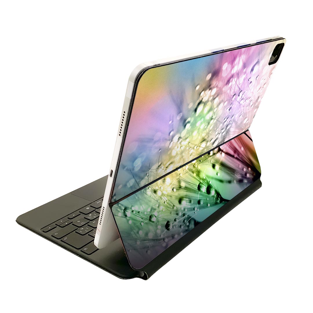 商品特徴・貼るだけでおしゃれに簡単着せ替え、Magic Keyboard 全面デザインスキンシール！・高精細プリントで写真と遜色がない仕上がり！・ちょっとしたすり傷から端末を保護！・「裸で持つ派」の人にはもちろん、お手持ちのクリアケース付けてもOK！・エアフリー素材で気泡の心配も軽減！・貼り直しOK！位置調整も安心！注意事項画像はサンプルです。ご覧の環境によっては多少色味に違いを感じる場合がございます。 イメージと違った、モニターと色味が異なるという理由での交換や返金はご対応出来かねます。端末本体やクリアケースは付属しません。貼付時のずれやカメラ周りの凹凸を考慮してカメラ穴等は少し大きめにカットしています。貼付の際はカメラ穴を基準に位置を合わせてください。カメラ付近の何もないように見える場所に穴が開いていますが、こちらは近接・明るさ感知センサー用の穴です。端末本体に直接貼ることを想定しています。保護フィルムなどの上から貼ると上手く貼れない可能性があります初回貼付時の位置調整や貼り直しは可能ですが、しっかり接着させた後の貼り直しは保証しておりません。こちらは無地のシートにプリントした商品で、デコなどの加工はございません。 凹凸や光沢があるように見えたり布地や金属を素材にしたように見える商品もありますが、図版によるものです。印刷カメラ穴の位置にわずかなズレが生じる場合がございます。ご注文後に1点1点制作する受注生産品のため、不良品以外のご返品や交換は固くお断り致します。 機種間違いも保証対象外となりますため、ご注文の際は必ず機種をご確認下さい。発送について完全受注生産のハンドメイド商品となりますので、既製品と比べて発送までお時間を頂いています。 基本的に決済確認後、2?3営業日、最大で10営業日での発送となります。繁忙期や休業日明けの場合はさらに時間がかかる場合があります。 その際には別途メールにてご連絡致します。メール便の場合、発送日から到着までに2?4日ほどかかる場合が多く、紛失などの保障もご対応できかねます。あらかじめご了承下さい。