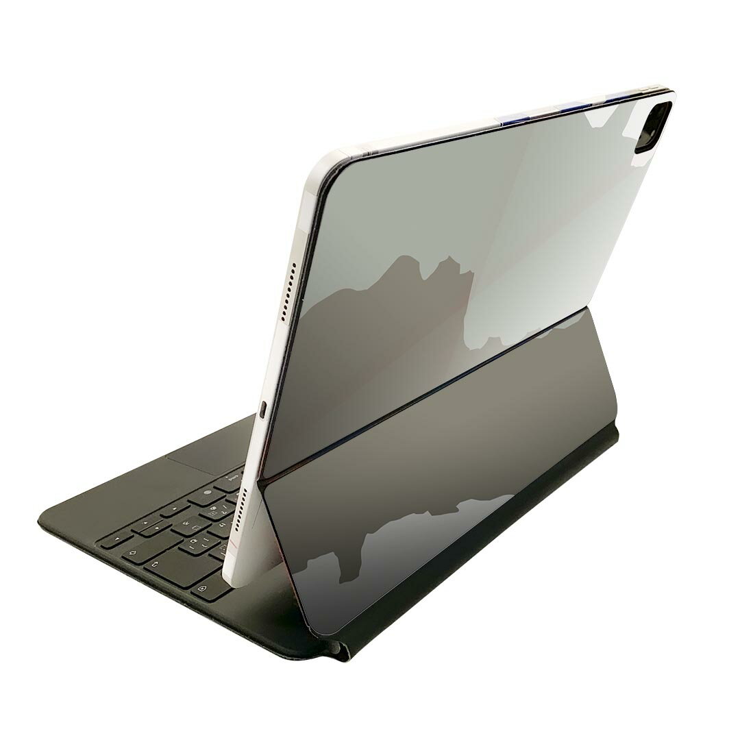 商品特徴・貼るだけでおしゃれに簡単着せ替え、Magic Keyboard 全面デザインスキンシール！・高精細プリントで写真と遜色がない仕上がり！・ちょっとしたすり傷から端末を保護！・「裸で持つ派」の人にはもちろん、お手持ちのクリアケース付けてもOK！・エアフリー素材で気泡の心配も軽減！・貼り直しOK！位置調整も安心！注意事項画像はサンプルです。ご覧の環境によっては多少色味に違いを感じる場合がございます。 イメージと違った、モニターと色味が異なるという理由での交換や返金はご対応出来かねます。端末本体やクリアケースは付属しません。貼付時のずれやカメラ周りの凹凸を考慮してカメラ穴等は少し大きめにカットしています。貼付の際はカメラ穴を基準に位置を合わせてください。カメラ付近の何もないように見える場所に穴が開いていますが、こちらは近接・明るさ感知センサー用の穴です。端末本体に直接貼ることを想定しています。保護フィルムなどの上から貼ると上手く貼れない可能性があります初回貼付時の位置調整や貼り直しは可能ですが、しっかり接着させた後の貼り直しは保証しておりません。こちらは無地のシートにプリントした商品で、デコなどの加工はございません。 凹凸や光沢があるように見えたり布地や金属を素材にしたように見える商品もありますが、図版によるものです。印刷カメラ穴の位置にわずかなズレが生じる場合がございます。ご注文後に1点1点制作する受注生産品のため、不良品以外のご返品や交換は固くお断り致します。 機種間違いも保証対象外となりますため、ご注文の際は必ず機種をご確認下さい。発送について完全受注生産のハンドメイド商品となりますので、既製品と比べて発送までお時間を頂いています。 基本的に決済確認後、2?3営業日、最大で10営業日での発送となります。繁忙期や休業日明けの場合はさらに時間がかかる場合があります。 その際には別途メールにてご連絡致します。メール便の場合、発送日から到着までに2?4日ほどかかる場合が多く、紛失などの保障もご対応できかねます。あらかじめご了承下さい。