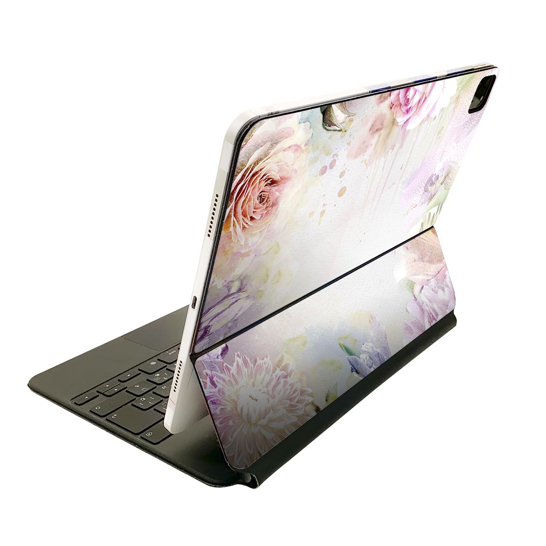 商品特徴・貼るだけでおしゃれに簡単着せ替え、Magic Keyboard 全面デザインスキンシール！・高精細プリントで写真と遜色がない仕上がり！・ちょっとしたすり傷から端末を保護！・「裸で持つ派」の人にはもちろん、お手持ちのクリアケース付けてもOK！・エアフリー素材で気泡の心配も軽減！・貼り直しOK！位置調整も安心！注意事項画像はサンプルです。ご覧の環境によっては多少色味に違いを感じる場合がございます。 イメージと違った、モニターと色味が異なるという理由での交換や返金はご対応出来かねます。端末本体やクリアケースは付属しません。貼付時のずれやカメラ周りの凹凸を考慮してカメラ穴等は少し大きめにカットしています。貼付の際はカメラ穴を基準に位置を合わせてください。カメラ付近の何もないように見える場所に穴が開いていますが、こちらは近接・明るさ感知センサー用の穴です。端末本体に直接貼ることを想定しています。保護フィルムなどの上から貼ると上手く貼れない可能性があります初回貼付時の位置調整や貼り直しは可能ですが、しっかり接着させた後の貼り直しは保証しておりません。こちらは無地のシートにプリントした商品で、デコなどの加工はございません。 凹凸や光沢があるように見えたり布地や金属を素材にしたように見える商品もありますが、図版によるものです。印刷カメラ穴の位置にわずかなズレが生じる場合がございます。ご注文後に1点1点制作する受注生産品のため、不良品以外のご返品や交換は固くお断り致します。 機種間違いも保証対象外となりますため、ご注文の際は必ず機種をご確認下さい。発送について完全受注生産のハンドメイド商品となりますので、既製品と比べて発送までお時間を頂いています。 基本的に決済確認後、2?3営業日、最大で10営業日での発送となります。繁忙期や休業日明けの場合はさらに時間がかかる場合があります。 その際には別途メールにてご連絡致します。メール便の場合、発送日から到着までに2?4日ほどかかる場合が多く、紛失などの保障もご対応できかねます。あらかじめご了承下さい。