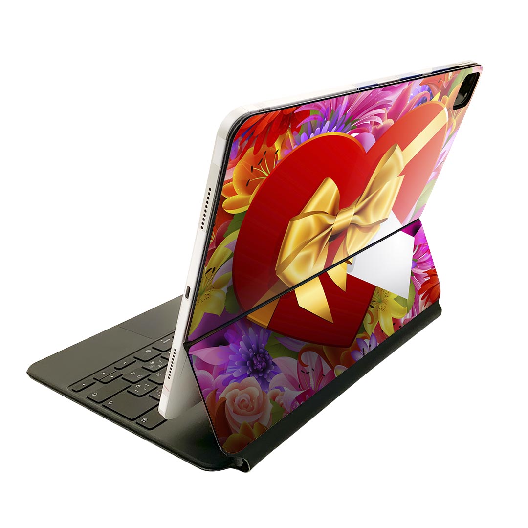 商品特徴・貼るだけでおしゃれに簡単着せ替え、Magic Keyboard 全面デザインスキンシール！・高精細プリントで写真と遜色がない仕上がり！・ちょっとしたすり傷から端末を保護！・「裸で持つ派」の人にはもちろん、お手持ちのクリアケース付けてもOK！・エアフリー素材で気泡の心配も軽減！・貼り直しOK！位置調整も安心！注意事項画像はサンプルです。ご覧の環境によっては多少色味に違いを感じる場合がございます。 イメージと違った、モニターと色味が異なるという理由での交換や返金はご対応出来かねます。端末本体やクリアケースは付属しません。貼付時のずれやカメラ周りの凹凸を考慮してカメラ穴等は少し大きめにカットしています。貼付の際はカメラ穴を基準に位置を合わせてください。カメラ付近の何もないように見える場所に穴が開いていますが、こちらは近接・明るさ感知センサー用の穴です。端末本体に直接貼ることを想定しています。保護フィルムなどの上から貼ると上手く貼れない可能性があります初回貼付時の位置調整や貼り直しは可能ですが、しっかり接着させた後の貼り直しは保証しておりません。こちらは無地のシートにプリントした商品で、デコなどの加工はございません。 凹凸や光沢があるように見えたり布地や金属を素材にしたように見える商品もありますが、図版によるものです。印刷カメラ穴の位置にわずかなズレが生じる場合がございます。ご注文後に1点1点制作する受注生産品のため、不良品以外のご返品や交換は固くお断り致します。 機種間違いも保証対象外となりますため、ご注文の際は必ず機種をご確認下さい。発送について完全受注生産のハンドメイド商品となりますので、既製品と比べて発送までお時間を頂いています。 基本的に決済確認後、2?3営業日、最大で10営業日での発送となります。繁忙期や休業日明けの場合はさらに時間がかかる場合があります。 その際には別途メールにてご連絡致します。メール便の場合、発送日から到着までに2?4日ほどかかる場合が多く、紛失などの保障もご対応できかねます。あらかじめご了承下さい。