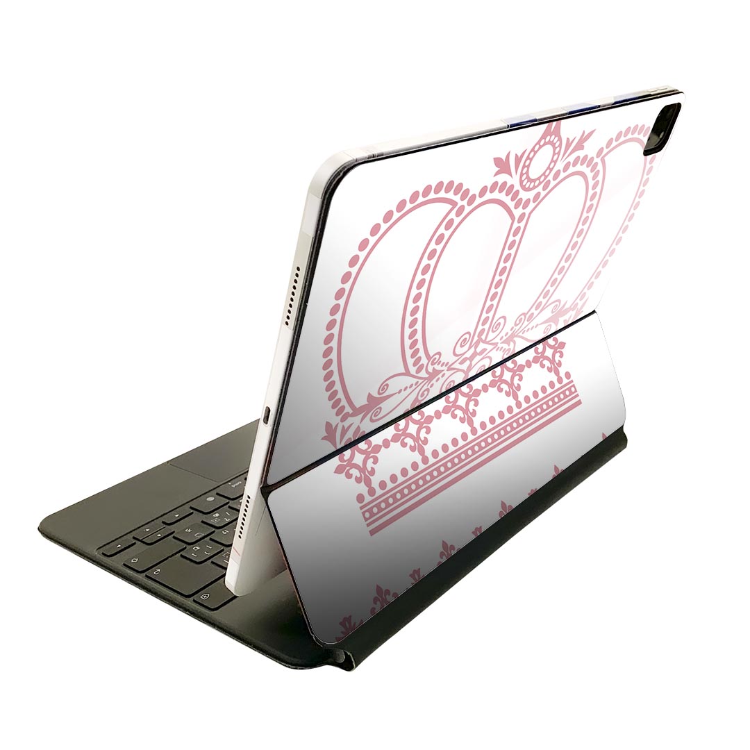 商品特徴・貼るだけでおしゃれに簡単着せ替え、Magic Keyboard 全面デザインスキンシール！・高精細プリントで写真と遜色がない仕上がり！・ちょっとしたすり傷から端末を保護！・「裸で持つ派」の人にはもちろん、お手持ちのクリアケース付けてもOK！・エアフリー素材で気泡の心配も軽減！・貼り直しOK！位置調整も安心！注意事項画像はサンプルです。ご覧の環境によっては多少色味に違いを感じる場合がございます。 イメージと違った、モニターと色味が異なるという理由での交換や返金はご対応出来かねます。端末本体やクリアケースは付属しません。貼付時のずれやカメラ周りの凹凸を考慮してカメラ穴等は少し大きめにカットしています。貼付の際はカメラ穴を基準に位置を合わせてください。カメラ付近の何もないように見える場所に穴が開いていますが、こちらは近接・明るさ感知センサー用の穴です。端末本体に直接貼ることを想定しています。保護フィルムなどの上から貼ると上手く貼れない可能性があります初回貼付時の位置調整や貼り直しは可能ですが、しっかり接着させた後の貼り直しは保証しておりません。こちらは無地のシートにプリントした商品で、デコなどの加工はございません。 凹凸や光沢があるように見えたり布地や金属を素材にしたように見える商品もありますが、図版によるものです。印刷カメラ穴の位置にわずかなズレが生じる場合がございます。ご注文後に1点1点制作する受注生産品のため、不良品以外のご返品や交換は固くお断り致します。 機種間違いも保証対象外となりますため、ご注文の際は必ず機種をご確認下さい。発送について完全受注生産のハンドメイド商品となりますので、既製品と比べて発送までお時間を頂いています。 基本的に決済確認後、2?3営業日、最大で10営業日での発送となります。繁忙期や休業日明けの場合はさらに時間がかかる場合があります。 その際には別途メールにてご連絡致します。メール便の場合、発送日から到着までに2?4日ほどかかる場合が多く、紛失などの保障もご対応できかねます。あらかじめご了承下さい。