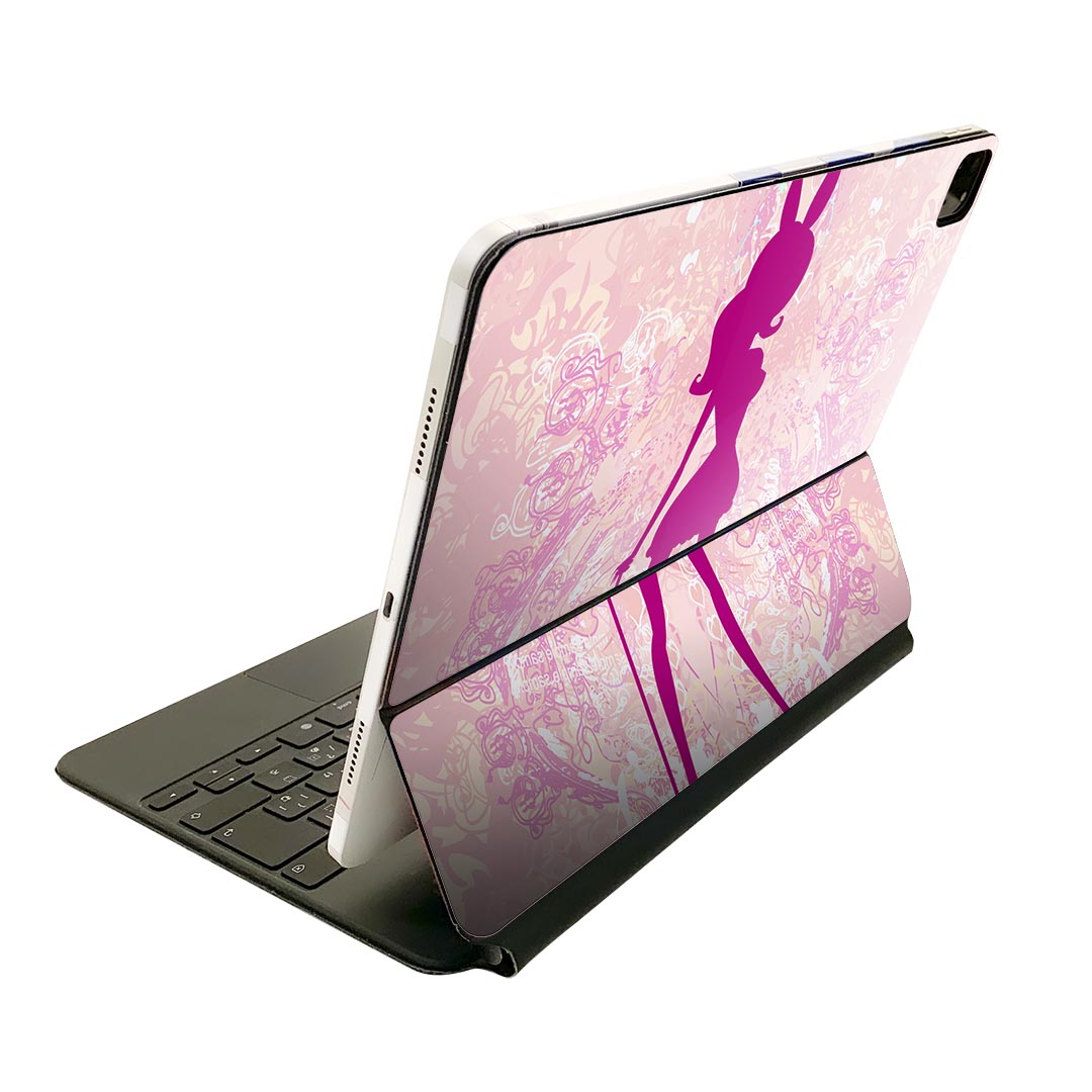 商品特徴・貼るだけでおしゃれに簡単着せ替え、Magic Keyboard 全面デザインスキンシール！・高精細プリントで写真と遜色がない仕上がり！・ちょっとしたすり傷から端末を保護！・「裸で持つ派」の人にはもちろん、お手持ちのクリアケース付けてもOK！・エアフリー素材で気泡の心配も軽減！・貼り直しOK！位置調整も安心！注意事項画像はサンプルです。ご覧の環境によっては多少色味に違いを感じる場合がございます。 イメージと違った、モニターと色味が異なるという理由での交換や返金はご対応出来かねます。端末本体やクリアケースは付属しません。貼付時のずれやカメラ周りの凹凸を考慮してカメラ穴等は少し大きめにカットしています。貼付の際はカメラ穴を基準に位置を合わせてください。カメラ付近の何もないように見える場所に穴が開いていますが、こちらは近接・明るさ感知センサー用の穴です。端末本体に直接貼ることを想定しています。保護フィルムなどの上から貼ると上手く貼れない可能性があります初回貼付時の位置調整や貼り直しは可能ですが、しっかり接着させた後の貼り直しは保証しておりません。こちらは無地のシートにプリントした商品で、デコなどの加工はございません。 凹凸や光沢があるように見えたり布地や金属を素材にしたように見える商品もありますが、図版によるものです。印刷カメラ穴の位置にわずかなズレが生じる場合がございます。ご注文後に1点1点制作する受注生産品のため、不良品以外のご返品や交換は固くお断り致します。 機種間違いも保証対象外となりますため、ご注文の際は必ず機種をご確認下さい。発送について完全受注生産のハンドメイド商品となりますので、既製品と比べて発送までお時間を頂いています。 基本的に決済確認後、2?3営業日、最大で10営業日での発送となります。繁忙期や休業日明けの場合はさらに時間がかかる場合があります。 その際には別途メールにてご連絡致します。メール便の場合、発送日から到着までに2?4日ほどかかる場合が多く、紛失などの保障もご対応できかねます。あらかじめご了承下さい。