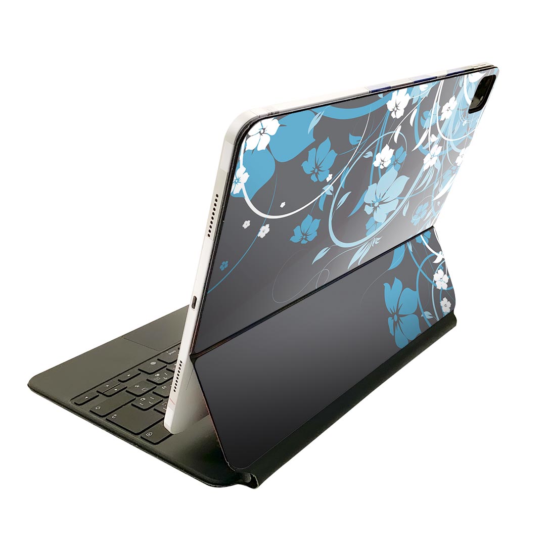 商品特徴・貼るだけでおしゃれに簡単着せ替え、Magic Keyboard 全面デザインスキンシール！・高精細プリントで写真と遜色がない仕上がり！・ちょっとしたすり傷から端末を保護！・「裸で持つ派」の人にはもちろん、お手持ちのクリアケース付けてもOK！・エアフリー素材で気泡の心配も軽減！・貼り直しOK！位置調整も安心！注意事項画像はサンプルです。ご覧の環境によっては多少色味に違いを感じる場合がございます。 イメージと違った、モニターと色味が異なるという理由での交換や返金はご対応出来かねます。端末本体やクリアケースは付属しません。貼付時のずれやカメラ周りの凹凸を考慮してカメラ穴等は少し大きめにカットしています。貼付の際はカメラ穴を基準に位置を合わせてください。カメラ付近の何もないように見える場所に穴が開いていますが、こちらは近接・明るさ感知センサー用の穴です。端末本体に直接貼ることを想定しています。保護フィルムなどの上から貼ると上手く貼れない可能性があります初回貼付時の位置調整や貼り直しは可能ですが、しっかり接着させた後の貼り直しは保証しておりません。こちらは無地のシートにプリントした商品で、デコなどの加工はございません。 凹凸や光沢があるように見えたり布地や金属を素材にしたように見える商品もありますが、図版によるものです。印刷カメラ穴の位置にわずかなズレが生じる場合がございます。ご注文後に1点1点制作する受注生産品のため、不良品以外のご返品や交換は固くお断り致します。 機種間違いも保証対象外となりますため、ご注文の際は必ず機種をご確認下さい。発送について完全受注生産のハンドメイド商品となりますので、既製品と比べて発送までお時間を頂いています。 基本的に決済確認後、2?3営業日、最大で10営業日での発送となります。繁忙期や休業日明けの場合はさらに時間がかかる場合があります。 その際には別途メールにてご連絡致します。メール便の場合、発送日から到着までに2?4日ほどかかる場合が多く、紛失などの保障もご対応できかねます。あらかじめご了承下さい。