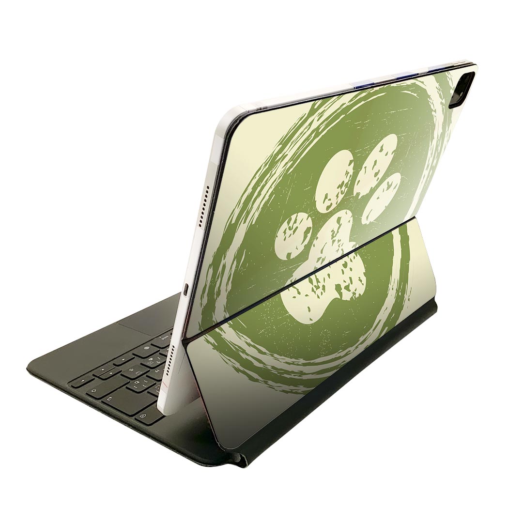 商品特徴・貼るだけでおしゃれに簡単着せ替え、Magic Keyboard 全面デザインスキンシール！・高精細プリントで写真と遜色がない仕上がり！・ちょっとしたすり傷から端末を保護！・「裸で持つ派」の人にはもちろん、お手持ちのクリアケース付けてもOK！・エアフリー素材で気泡の心配も軽減！・貼り直しOK！位置調整も安心！注意事項画像はサンプルです。ご覧の環境によっては多少色味に違いを感じる場合がございます。 イメージと違った、モニターと色味が異なるという理由での交換や返金はご対応出来かねます。端末本体やクリアケースは付属しません。貼付時のずれやカメラ周りの凹凸を考慮してカメラ穴等は少し大きめにカットしています。貼付の際はカメラ穴を基準に位置を合わせてください。カメラ付近の何もないように見える場所に穴が開いていますが、こちらは近接・明るさ感知センサー用の穴です。端末本体に直接貼ることを想定しています。保護フィルムなどの上から貼ると上手く貼れない可能性があります初回貼付時の位置調整や貼り直しは可能ですが、しっかり接着させた後の貼り直しは保証しておりません。こちらは無地のシートにプリントした商品で、デコなどの加工はございません。 凹凸や光沢があるように見えたり布地や金属を素材にしたように見える商品もありますが、図版によるものです。印刷カメラ穴の位置にわずかなズレが生じる場合がございます。ご注文後に1点1点制作する受注生産品のため、不良品以外のご返品や交換は固くお断り致します。 機種間違いも保証対象外となりますため、ご注文の際は必ず機種をご確認下さい。発送について完全受注生産のハンドメイド商品となりますので、既製品と比べて発送までお時間を頂いています。 基本的に決済確認後、2?3営業日、最大で10営業日での発送となります。繁忙期や休業日明けの場合はさらに時間がかかる場合があります。 その際には別途メールにてご連絡致します。メール便の場合、発送日から到着までに2?4日ほどかかる場合が多く、紛失などの保障もご対応できかねます。あらかじめご了承下さい。