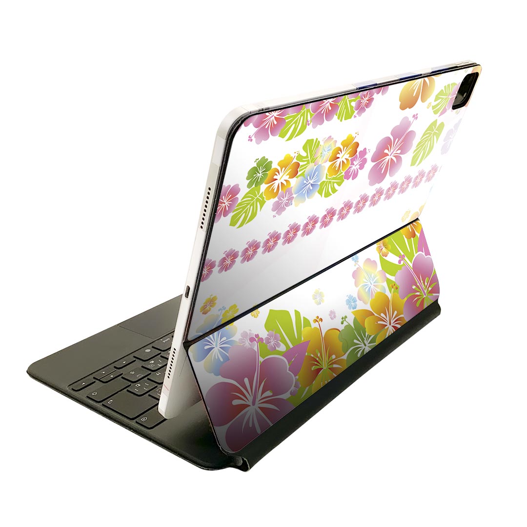 商品特徴・貼るだけでおしゃれに簡単着せ替え、Magic Keyboard 全面デザインスキンシール！・高精細プリントで写真と遜色がない仕上がり！・ちょっとしたすり傷から端末を保護！・「裸で持つ派」の人にはもちろん、お手持ちのクリアケース付けてもOK！・エアフリー素材で気泡の心配も軽減！・貼り直しOK！位置調整も安心！注意事項画像はサンプルです。ご覧の環境によっては多少色味に違いを感じる場合がございます。 イメージと違った、モニターと色味が異なるという理由での交換や返金はご対応出来かねます。端末本体やクリアケースは付属しません。貼付時のずれやカメラ周りの凹凸を考慮してカメラ穴等は少し大きめにカットしています。貼付の際はカメラ穴を基準に位置を合わせてください。カメラ付近の何もないように見える場所に穴が開いていますが、こちらは近接・明るさ感知センサー用の穴です。端末本体に直接貼ることを想定しています。保護フィルムなどの上から貼ると上手く貼れない可能性があります初回貼付時の位置調整や貼り直しは可能ですが、しっかり接着させた後の貼り直しは保証しておりません。こちらは無地のシートにプリントした商品で、デコなどの加工はございません。 凹凸や光沢があるように見えたり布地や金属を素材にしたように見える商品もありますが、図版によるものです。印刷カメラ穴の位置にわずかなズレが生じる場合がございます。ご注文後に1点1点制作する受注生産品のため、不良品以外のご返品や交換は固くお断り致します。 機種間違いも保証対象外となりますため、ご注文の際は必ず機種をご確認下さい。発送について完全受注生産のハンドメイド商品となりますので、既製品と比べて発送までお時間を頂いています。 基本的に決済確認後、2?3営業日、最大で10営業日での発送となります。繁忙期や休業日明けの場合はさらに時間がかかる場合があります。 その際には別途メールにてご連絡致します。メール便の場合、発送日から到着までに2?4日ほどかかる場合が多く、紛失などの保障もご対応できかねます。あらかじめご了承下さい。