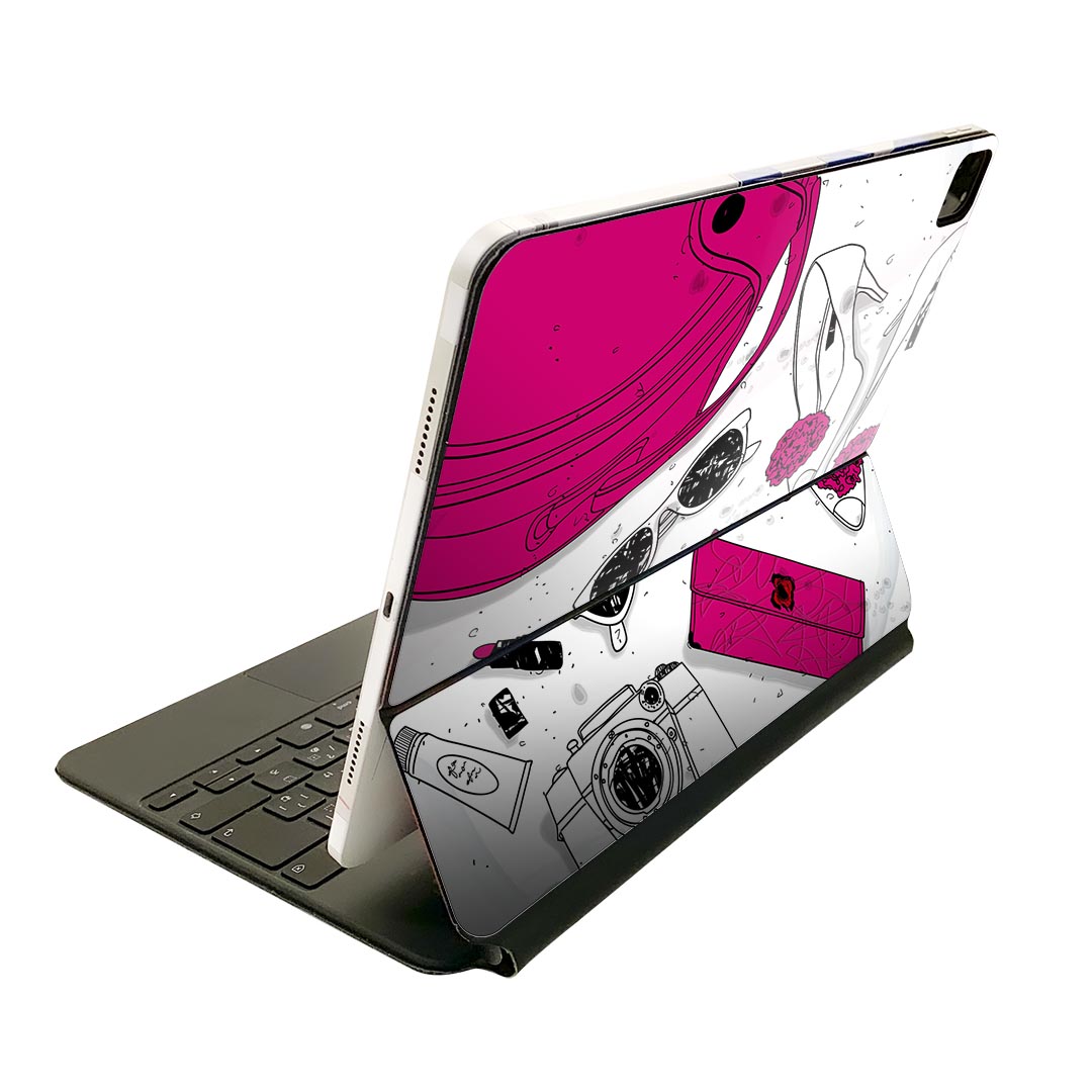 商品特徴・貼るだけでおしゃれに簡単着せ替え、Magic Keyboard 全面デザインスキンシール！・高精細プリントで写真と遜色がない仕上がり！・ちょっとしたすり傷から端末を保護！・「裸で持つ派」の人にはもちろん、お手持ちのクリアケース付けてもOK！・エアフリー素材で気泡の心配も軽減！・貼り直しOK！位置調整も安心！注意事項画像はサンプルです。ご覧の環境によっては多少色味に違いを感じる場合がございます。 イメージと違った、モニターと色味が異なるという理由での交換や返金はご対応出来かねます。端末本体やクリアケースは付属しません。貼付時のずれやカメラ周りの凹凸を考慮してカメラ穴等は少し大きめにカットしています。貼付の際はカメラ穴を基準に位置を合わせてください。カメラ付近の何もないように見える場所に穴が開いていますが、こちらは近接・明るさ感知センサー用の穴です。端末本体に直接貼ることを想定しています。保護フィルムなどの上から貼ると上手く貼れない可能性があります初回貼付時の位置調整や貼り直しは可能ですが、しっかり接着させた後の貼り直しは保証しておりません。こちらは無地のシートにプリントした商品で、デコなどの加工はございません。 凹凸や光沢があるように見えたり布地や金属を素材にしたように見える商品もありますが、図版によるものです。印刷カメラ穴の位置にわずかなズレが生じる場合がございます。ご注文後に1点1点制作する受注生産品のため、不良品以外のご返品や交換は固くお断り致します。 機種間違いも保証対象外となりますため、ご注文の際は必ず機種をご確認下さい。発送について完全受注生産のハンドメイド商品となりますので、既製品と比べて発送までお時間を頂いています。 基本的に決済確認後、2?3営業日、最大で10営業日での発送となります。繁忙期や休業日明けの場合はさらに時間がかかる場合があります。 その際には別途メールにてご連絡致します。メール便の場合、発送日から到着までに2?4日ほどかかる場合が多く、紛失などの保障もご対応できかねます。あらかじめご了承下さい。
