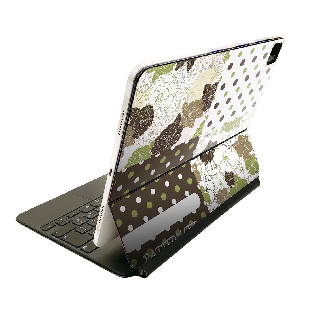 商品特徴・貼るだけでおしゃれに簡単着せ替え、Magic Keyboard 全面デザインスキンシール！・高精細プリントで写真と遜色がない仕上がり！・ちょっとしたすり傷から端末を保護！・「裸で持つ派」の人にはもちろん、お手持ちのクリアケース付けてもOK！・エアフリー素材で気泡の心配も軽減！・貼り直しOK！位置調整も安心！注意事項画像はサンプルです。ご覧の環境によっては多少色味に違いを感じる場合がございます。 イメージと違った、モニターと色味が異なるという理由での交換や返金はご対応出来かねます。端末本体やクリアケースは付属しません。貼付時のずれやカメラ周りの凹凸を考慮してカメラ穴等は少し大きめにカットしています。貼付の際はカメラ穴を基準に位置を合わせてください。カメラ付近の何もないように見える場所に穴が開いていますが、こちらは近接・明るさ感知センサー用の穴です。端末本体に直接貼ることを想定しています。保護フィルムなどの上から貼ると上手く貼れない可能性があります初回貼付時の位置調整や貼り直しは可能ですが、しっかり接着させた後の貼り直しは保証しておりません。こちらは無地のシートにプリントした商品で、デコなどの加工はございません。 凹凸や光沢があるように見えたり布地や金属を素材にしたように見える商品もありますが、図版によるものです。印刷カメラ穴の位置にわずかなズレが生じる場合がございます。ご注文後に1点1点制作する受注生産品のため、不良品以外のご返品や交換は固くお断り致します。 機種間違いも保証対象外となりますため、ご注文の際は必ず機種をご確認下さい。発送について完全受注生産のハンドメイド商品となりますので、既製品と比べて発送までお時間を頂いています。 基本的に決済確認後、2?3営業日、最大で10営業日での発送となります。繁忙期や休業日明けの場合はさらに時間がかかる場合があります。 その際には別途メールにてご連絡致します。メール便の場合、発送日から到着までに2?4日ほどかかる場合が多く、紛失などの保障もご対応できかねます。あらかじめご了承下さい。