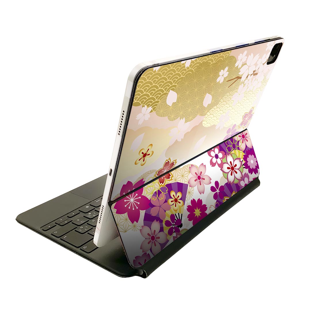 商品特徴・貼るだけでおしゃれに簡単着せ替え、Magic Keyboard 全面デザインスキンシール！・高精細プリントで写真と遜色がない仕上がり！・ちょっとしたすり傷から端末を保護！・「裸で持つ派」の人にはもちろん、お手持ちのクリアケース付けてもOK！・エアフリー素材で気泡の心配も軽減！・貼り直しOK！位置調整も安心！注意事項画像はサンプルです。ご覧の環境によっては多少色味に違いを感じる場合がございます。 イメージと違った、モニターと色味が異なるという理由での交換や返金はご対応出来かねます。端末本体やクリアケースは付属しません。貼付時のずれやカメラ周りの凹凸を考慮してカメラ穴等は少し大きめにカットしています。貼付の際はカメラ穴を基準に位置を合わせてください。カメラ付近の何もないように見える場所に穴が開いていますが、こちらは近接・明るさ感知センサー用の穴です。端末本体に直接貼ることを想定しています。保護フィルムなどの上から貼ると上手く貼れない可能性があります初回貼付時の位置調整や貼り直しは可能ですが、しっかり接着させた後の貼り直しは保証しておりません。こちらは無地のシートにプリントした商品で、デコなどの加工はございません。 凹凸や光沢があるように見えたり布地や金属を素材にしたように見える商品もありますが、図版によるものです。印刷カメラ穴の位置にわずかなズレが生じる場合がございます。ご注文後に1点1点制作する受注生産品のため、不良品以外のご返品や交換は固くお断り致します。 機種間違いも保証対象外となりますため、ご注文の際は必ず機種をご確認下さい。発送について完全受注生産のハンドメイド商品となりますので、既製品と比べて発送までお時間を頂いています。 基本的に決済確認後、2?3営業日、最大で10営業日での発送となります。繁忙期や休業日明けの場合はさらに時間がかかる場合があります。 その際には別途メールにてご連絡致します。メール便の場合、発送日から到着までに2?4日ほどかかる場合が多く、紛失などの保障もご対応できかねます。あらかじめご了承下さい。