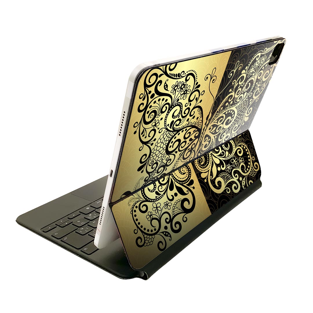 商品特徴・貼るだけでおしゃれに簡単着せ替え、Magic Keyboard 全面デザインスキンシール！・高精細プリントで写真と遜色がない仕上がり！・ちょっとしたすり傷から端末を保護！・「裸で持つ派」の人にはもちろん、お手持ちのクリアケース付けてもOK！・エアフリー素材で気泡の心配も軽減！・貼り直しOK！位置調整も安心！注意事項画像はサンプルです。ご覧の環境によっては多少色味に違いを感じる場合がございます。 イメージと違った、モニターと色味が異なるという理由での交換や返金はご対応出来かねます。端末本体やクリアケースは付属しません。貼付時のずれやカメラ周りの凹凸を考慮してカメラ穴等は少し大きめにカットしています。貼付の際はカメラ穴を基準に位置を合わせてください。カメラ付近の何もないように見える場所に穴が開いていますが、こちらは近接・明るさ感知センサー用の穴です。端末本体に直接貼ることを想定しています。保護フィルムなどの上から貼ると上手く貼れない可能性があります初回貼付時の位置調整や貼り直しは可能ですが、しっかり接着させた後の貼り直しは保証しておりません。こちらは無地のシートにプリントした商品で、デコなどの加工はございません。 凹凸や光沢があるように見えたり布地や金属を素材にしたように見える商品もありますが、図版によるものです。印刷カメラ穴の位置にわずかなズレが生じる場合がございます。ご注文後に1点1点制作する受注生産品のため、不良品以外のご返品や交換は固くお断り致します。 機種間違いも保証対象外となりますため、ご注文の際は必ず機種をご確認下さい。発送について完全受注生産のハンドメイド商品となりますので、既製品と比べて発送までお時間を頂いています。 基本的に決済確認後、2?3営業日、最大で10営業日での発送となります。繁忙期や休業日明けの場合はさらに時間がかかる場合があります。 その際には別途メールにてご連絡致します。メール便の場合、発送日から到着までに2?4日ほどかかる場合が多く、紛失などの保障もご対応できかねます。あらかじめご了承下さい。