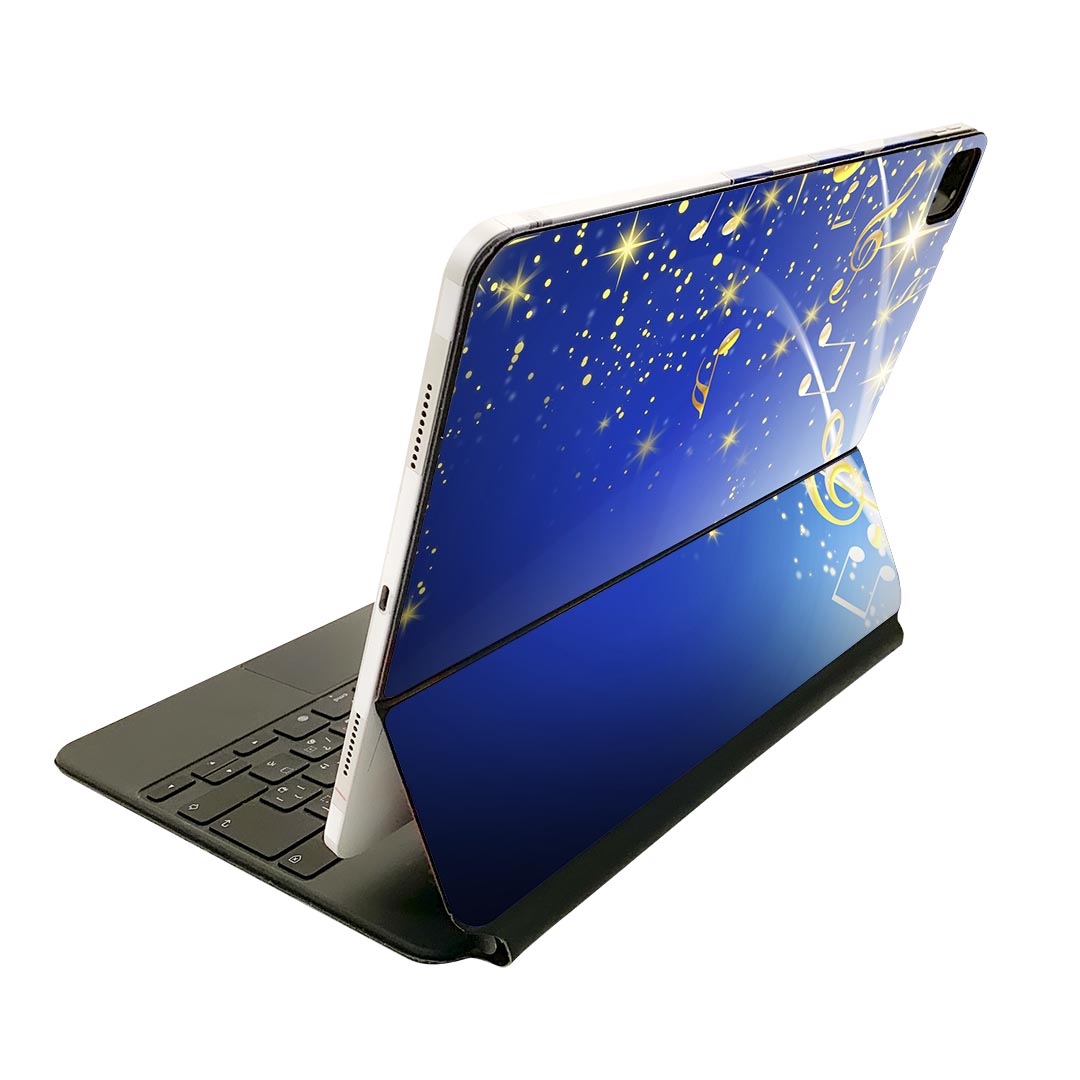 商品特徴・貼るだけでおしゃれに簡単着せ替え、Magic Keyboard 全面デザインスキンシール！・高精細プリントで写真と遜色がない仕上がり！・ちょっとしたすり傷から端末を保護！・「裸で持つ派」の人にはもちろん、お手持ちのクリアケース付けてもOK！・エアフリー素材で気泡の心配も軽減！・貼り直しOK！位置調整も安心！注意事項画像はサンプルです。ご覧の環境によっては多少色味に違いを感じる場合がございます。 イメージと違った、モニターと色味が異なるという理由での交換や返金はご対応出来かねます。端末本体やクリアケースは付属しません。貼付時のずれやカメラ周りの凹凸を考慮してカメラ穴等は少し大きめにカットしています。貼付の際はカメラ穴を基準に位置を合わせてください。カメラ付近の何もないように見える場所に穴が開いていますが、こちらは近接・明るさ感知センサー用の穴です。端末本体に直接貼ることを想定しています。保護フィルムなどの上から貼ると上手く貼れない可能性があります初回貼付時の位置調整や貼り直しは可能ですが、しっかり接着させた後の貼り直しは保証しておりません。こちらは無地のシートにプリントした商品で、デコなどの加工はございません。 凹凸や光沢があるように見えたり布地や金属を素材にしたように見える商品もありますが、図版によるものです。印刷カメラ穴の位置にわずかなズレが生じる場合がございます。ご注文後に1点1点制作する受注生産品のため、不良品以外のご返品や交換は固くお断り致します。 機種間違いも保証対象外となりますため、ご注文の際は必ず機種をご確認下さい。発送について完全受注生産のハンドメイド商品となりますので、既製品と比べて発送までお時間を頂いています。 基本的に決済確認後、2?3営業日、最大で10営業日での発送となります。繁忙期や休業日明けの場合はさらに時間がかかる場合があります。 その際には別途メールにてご連絡致します。メール便の場合、発送日から到着までに2?4日ほどかかる場合が多く、紛失などの保障もご対応できかねます。あらかじめご了承下さい。