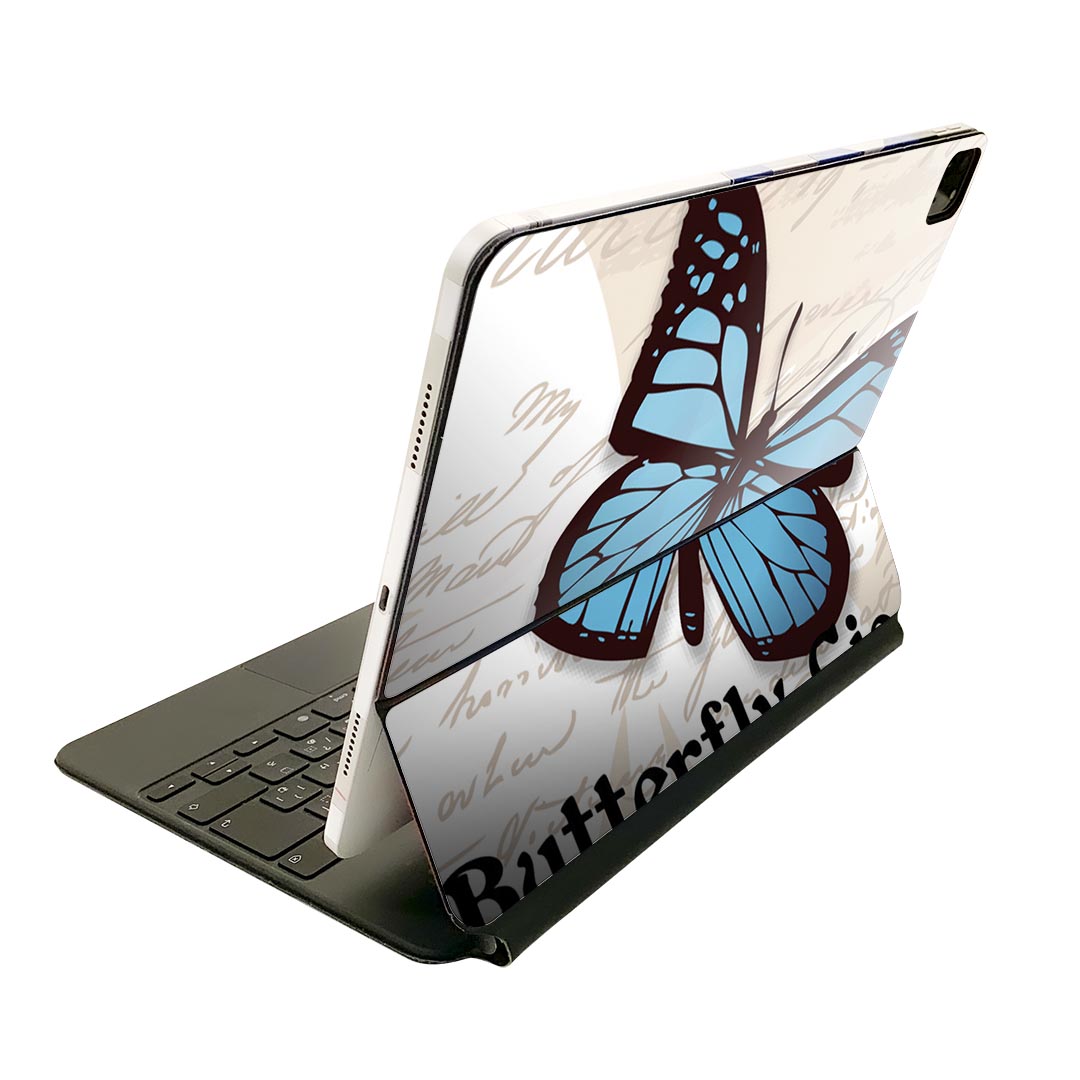 商品特徴・貼るだけでおしゃれに簡単着せ替え、Magic Keyboard 全面デザインスキンシール！・高精細プリントで写真と遜色がない仕上がり！・ちょっとしたすり傷から端末を保護！・「裸で持つ派」の人にはもちろん、お手持ちのクリアケース付けてもOK！・エアフリー素材で気泡の心配も軽減！・貼り直しOK！位置調整も安心！注意事項画像はサンプルです。ご覧の環境によっては多少色味に違いを感じる場合がございます。 イメージと違った、モニターと色味が異なるという理由での交換や返金はご対応出来かねます。端末本体やクリアケースは付属しません。貼付時のずれやカメラ周りの凹凸を考慮してカメラ穴等は少し大きめにカットしています。貼付の際はカメラ穴を基準に位置を合わせてください。カメラ付近の何もないように見える場所に穴が開いていますが、こちらは近接・明るさ感知センサー用の穴です。端末本体に直接貼ることを想定しています。保護フィルムなどの上から貼ると上手く貼れない可能性があります初回貼付時の位置調整や貼り直しは可能ですが、しっかり接着させた後の貼り直しは保証しておりません。こちらは無地のシートにプリントした商品で、デコなどの加工はございません。 凹凸や光沢があるように見えたり布地や金属を素材にしたように見える商品もありますが、図版によるものです。印刷カメラ穴の位置にわずかなズレが生じる場合がございます。ご注文後に1点1点制作する受注生産品のため、不良品以外のご返品や交換は固くお断り致します。 機種間違いも保証対象外となりますため、ご注文の際は必ず機種をご確認下さい。発送について完全受注生産のハンドメイド商品となりますので、既製品と比べて発送までお時間を頂いています。 基本的に決済確認後、2?3営業日、最大で10営業日での発送となります。繁忙期や休業日明けの場合はさらに時間がかかる場合があります。 その際には別途メールにてご連絡致します。メール便の場合、発送日から到着までに2?4日ほどかかる場合が多く、紛失などの保障もご対応できかねます。あらかじめご了承下さい。