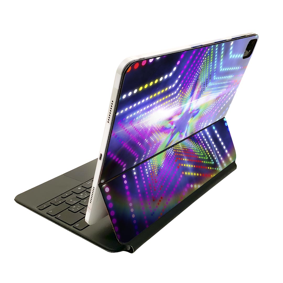 商品特徴・貼るだけでおしゃれに簡単着せ替え、Magic Keyboard 全面デザインスキンシール！・高精細プリントで写真と遜色がない仕上がり！・ちょっとしたすり傷から端末を保護！・「裸で持つ派」の人にはもちろん、お手持ちのクリアケース付けてもOK！・エアフリー素材で気泡の心配も軽減！・貼り直しOK！位置調整も安心！注意事項画像はサンプルです。ご覧の環境によっては多少色味に違いを感じる場合がございます。 イメージと違った、モニターと色味が異なるという理由での交換や返金はご対応出来かねます。端末本体やクリアケースは付属しません。貼付時のずれやカメラ周りの凹凸を考慮してカメラ穴等は少し大きめにカットしています。貼付の際はカメラ穴を基準に位置を合わせてください。カメラ付近の何もないように見える場所に穴が開いていますが、こちらは近接・明るさ感知センサー用の穴です。端末本体に直接貼ることを想定しています。保護フィルムなどの上から貼ると上手く貼れない可能性があります初回貼付時の位置調整や貼り直しは可能ですが、しっかり接着させた後の貼り直しは保証しておりません。こちらは無地のシートにプリントした商品で、デコなどの加工はございません。 凹凸や光沢があるように見えたり布地や金属を素材にしたように見える商品もありますが、図版によるものです。印刷カメラ穴の位置にわずかなズレが生じる場合がございます。ご注文後に1点1点制作する受注生産品のため、不良品以外のご返品や交換は固くお断り致します。 機種間違いも保証対象外となりますため、ご注文の際は必ず機種をご確認下さい。発送について完全受注生産のハンドメイド商品となりますので、既製品と比べて発送までお時間を頂いています。 基本的に決済確認後、2?3営業日、最大で10営業日での発送となります。繁忙期や休業日明けの場合はさらに時間がかかる場合があります。 その際には別途メールにてご連絡致します。メール便の場合、発送日から到着までに2?4日ほどかかる場合が多く、紛失などの保障もご対応できかねます。あらかじめご了承下さい。