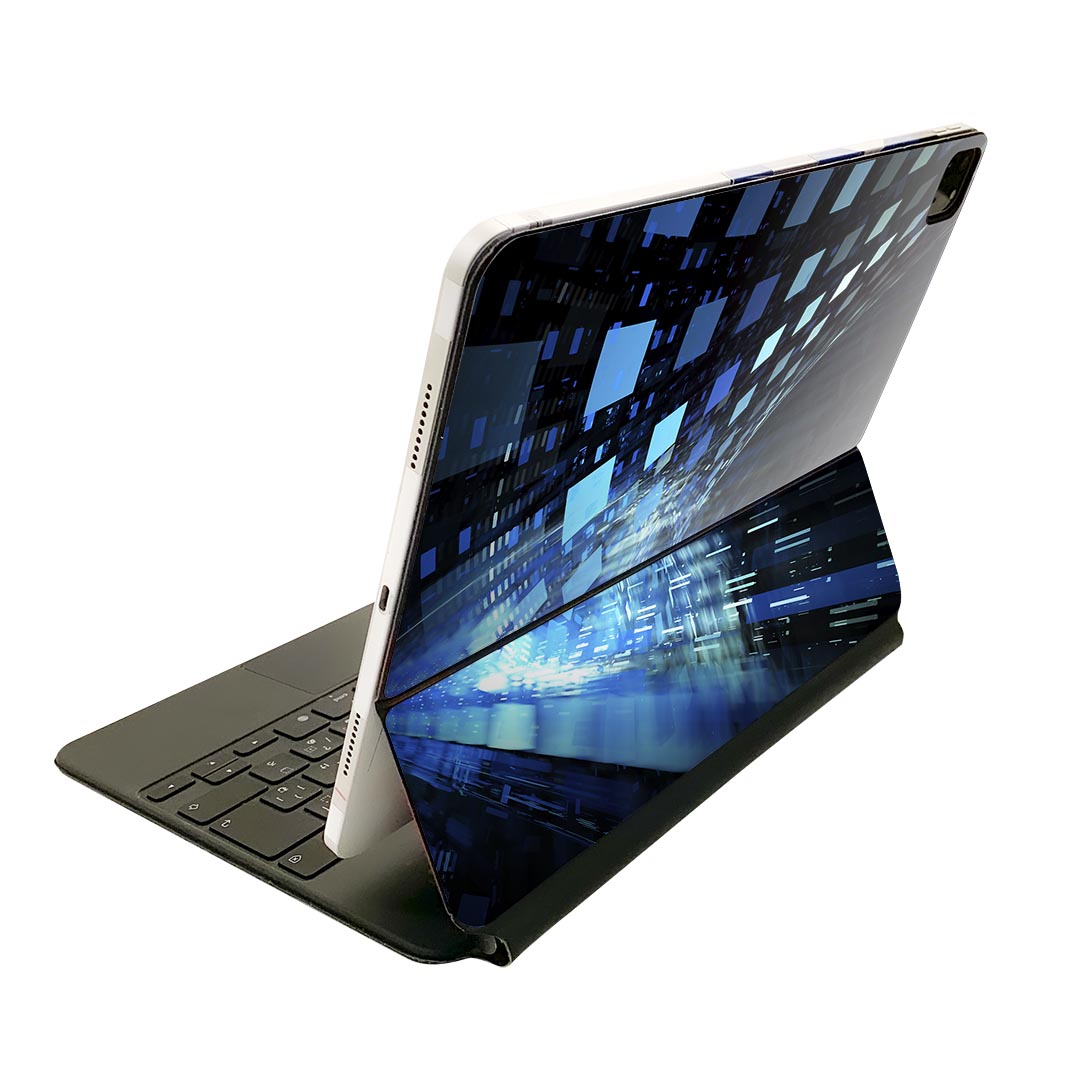 商品特徴・貼るだけでおしゃれに簡単着せ替え、Magic Keyboard 全面デザインスキンシール！・高精細プリントで写真と遜色がない仕上がり！・ちょっとしたすり傷から端末を保護！・「裸で持つ派」の人にはもちろん、お手持ちのクリアケース付けてもOK！・エアフリー素材で気泡の心配も軽減！・貼り直しOK！位置調整も安心！注意事項画像はサンプルです。ご覧の環境によっては多少色味に違いを感じる場合がございます。 イメージと違った、モニターと色味が異なるという理由での交換や返金はご対応出来かねます。端末本体やクリアケースは付属しません。貼付時のずれやカメラ周りの凹凸を考慮してカメラ穴等は少し大きめにカットしています。貼付の際はカメラ穴を基準に位置を合わせてください。カメラ付近の何もないように見える場所に穴が開いていますが、こちらは近接・明るさ感知センサー用の穴です。端末本体に直接貼ることを想定しています。保護フィルムなどの上から貼ると上手く貼れない可能性があります初回貼付時の位置調整や貼り直しは可能ですが、しっかり接着させた後の貼り直しは保証しておりません。こちらは無地のシートにプリントした商品で、デコなどの加工はございません。 凹凸や光沢があるように見えたり布地や金属を素材にしたように見える商品もありますが、図版によるものです。印刷カメラ穴の位置にわずかなズレが生じる場合がございます。ご注文後に1点1点制作する受注生産品のため、不良品以外のご返品や交換は固くお断り致します。 機種間違いも保証対象外となりますため、ご注文の際は必ず機種をご確認下さい。発送について完全受注生産のハンドメイド商品となりますので、既製品と比べて発送までお時間を頂いています。 基本的に決済確認後、2?3営業日、最大で10営業日での発送となります。繁忙期や休業日明けの場合はさらに時間がかかる場合があります。 その際には別途メールにてご連絡致します。メール便の場合、発送日から到着までに2?4日ほどかかる場合が多く、紛失などの保障もご対応できかねます。あらかじめご了承下さい。