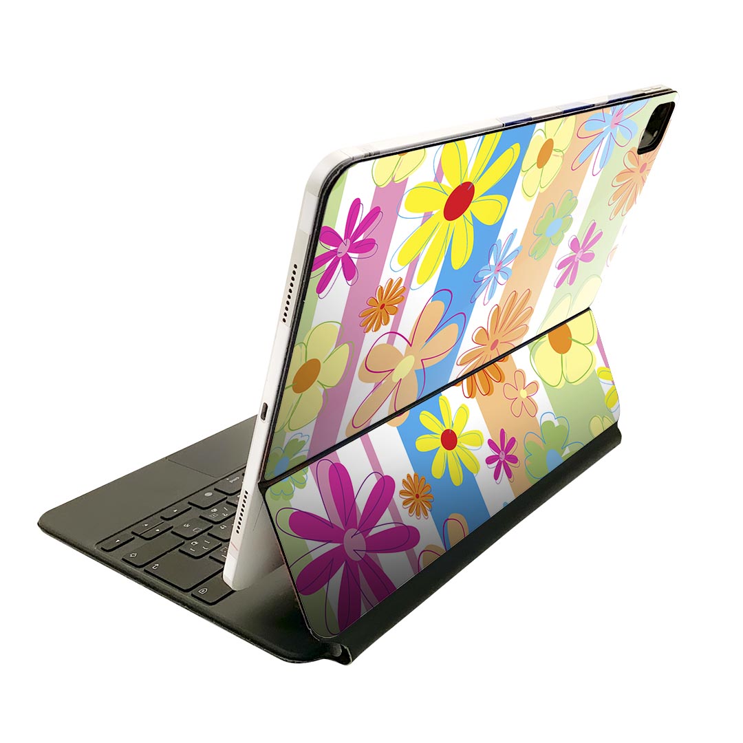 商品特徴・貼るだけでおしゃれに簡単着せ替え、Magic Keyboard 全面デザインスキンシール！・高精細プリントで写真と遜色がない仕上がり！・ちょっとしたすり傷から端末を保護！・「裸で持つ派」の人にはもちろん、お手持ちのクリアケース付けてもOK！・エアフリー素材で気泡の心配も軽減！・貼り直しOK！位置調整も安心！注意事項画像はサンプルです。ご覧の環境によっては多少色味に違いを感じる場合がございます。 イメージと違った、モニターと色味が異なるという理由での交換や返金はご対応出来かねます。端末本体やクリアケースは付属しません。貼付時のずれやカメラ周りの凹凸を考慮してカメラ穴等は少し大きめにカットしています。貼付の際はカメラ穴を基準に位置を合わせてください。カメラ付近の何もないように見える場所に穴が開いていますが、こちらは近接・明るさ感知センサー用の穴です。端末本体に直接貼ることを想定しています。保護フィルムなどの上から貼ると上手く貼れない可能性があります初回貼付時の位置調整や貼り直しは可能ですが、しっかり接着させた後の貼り直しは保証しておりません。こちらは無地のシートにプリントした商品で、デコなどの加工はございません。 凹凸や光沢があるように見えたり布地や金属を素材にしたように見える商品もありますが、図版によるものです。印刷カメラ穴の位置にわずかなズレが生じる場合がございます。ご注文後に1点1点制作する受注生産品のため、不良品以外のご返品や交換は固くお断り致します。 機種間違いも保証対象外となりますため、ご注文の際は必ず機種をご確認下さい。発送について完全受注生産のハンドメイド商品となりますので、既製品と比べて発送までお時間を頂いています。 基本的に決済確認後、2?3営業日、最大で10営業日での発送となります。繁忙期や休業日明けの場合はさらに時間がかかる場合があります。 その際には別途メールにてご連絡致します。メール便の場合、発送日から到着までに2?4日ほどかかる場合が多く、紛失などの保障もご対応できかねます。あらかじめご了承下さい。